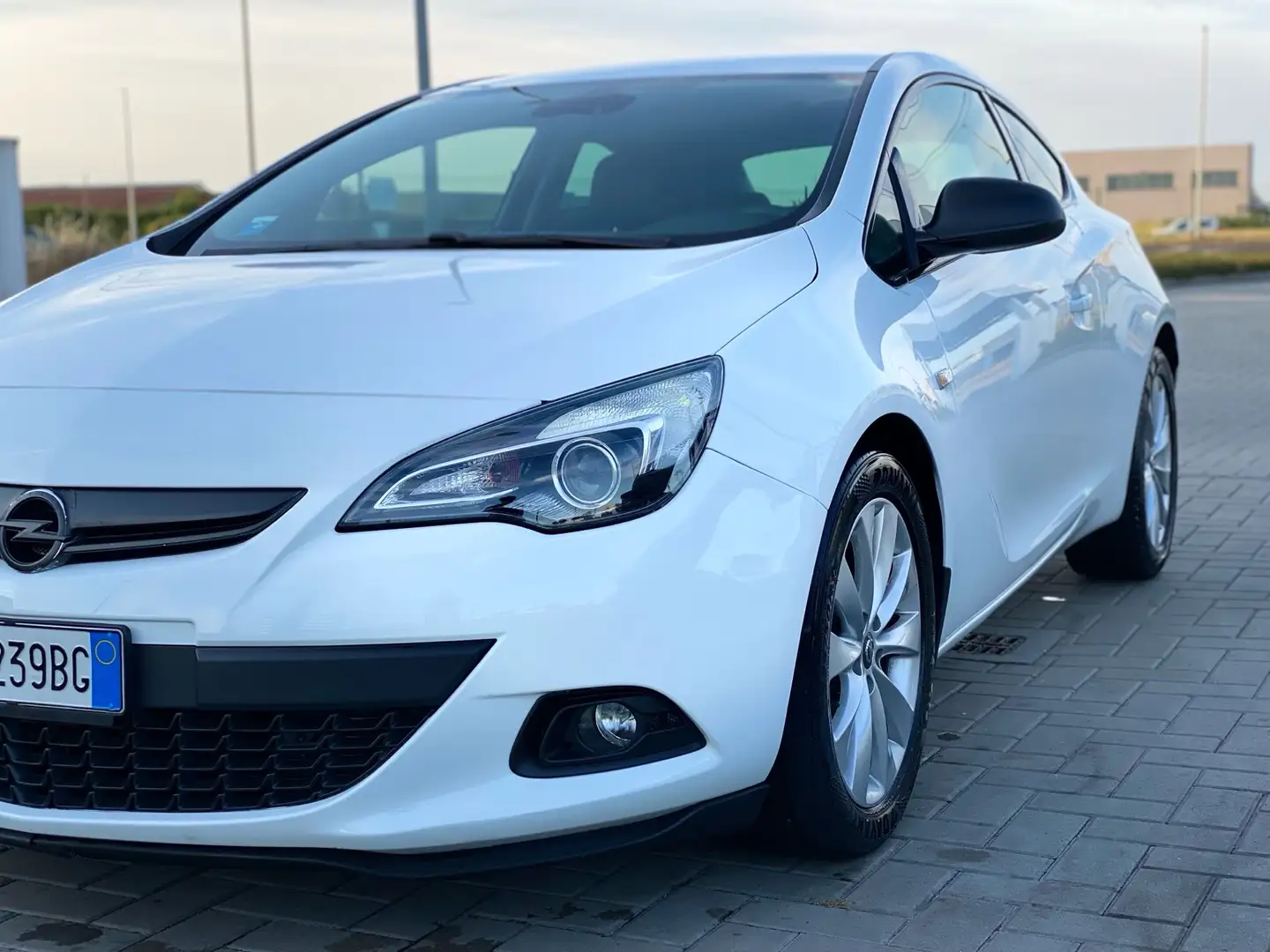 Opel Astra GTC 1.7 cdti ecotec Cosmo s&s 110cv Bianco - 1