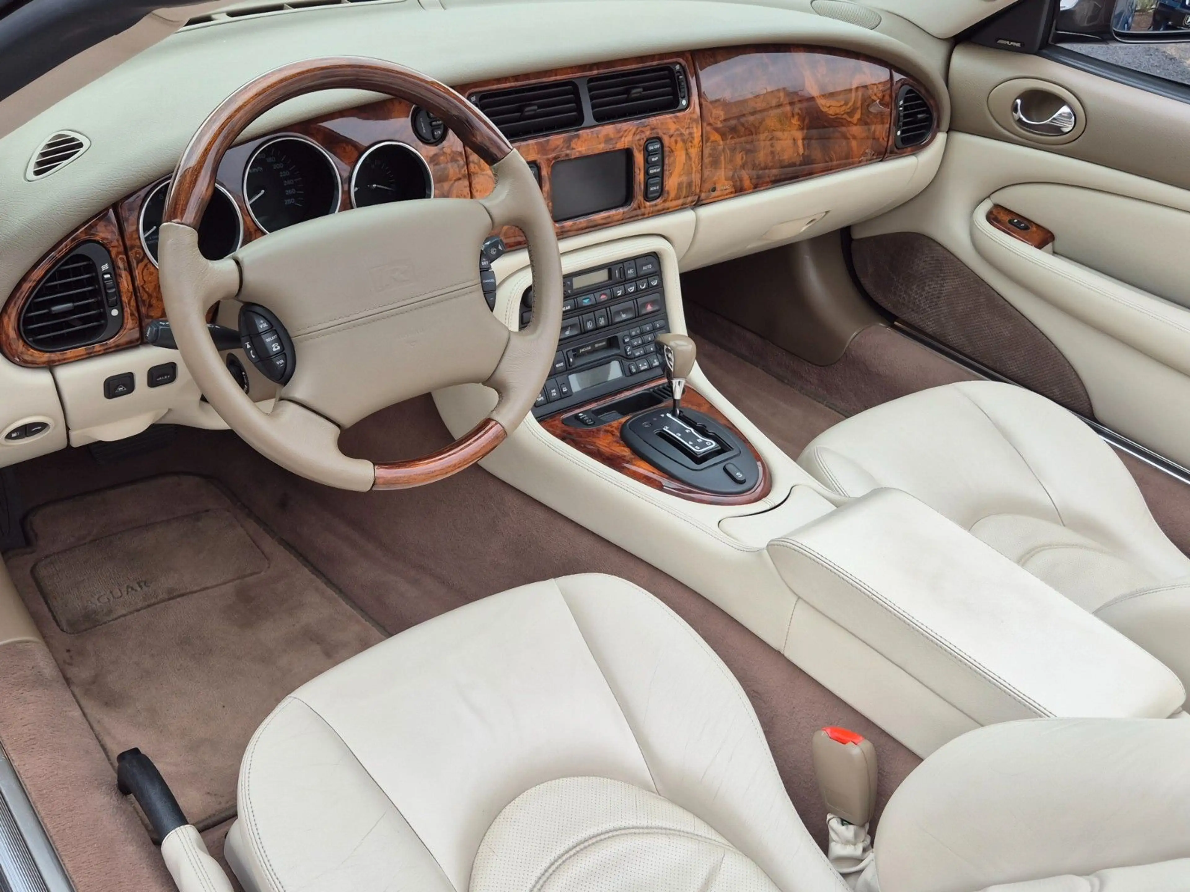 Jaguar XKR Cabrio/Facelift/Traum Farbgebung+Bestzustand — photo 9