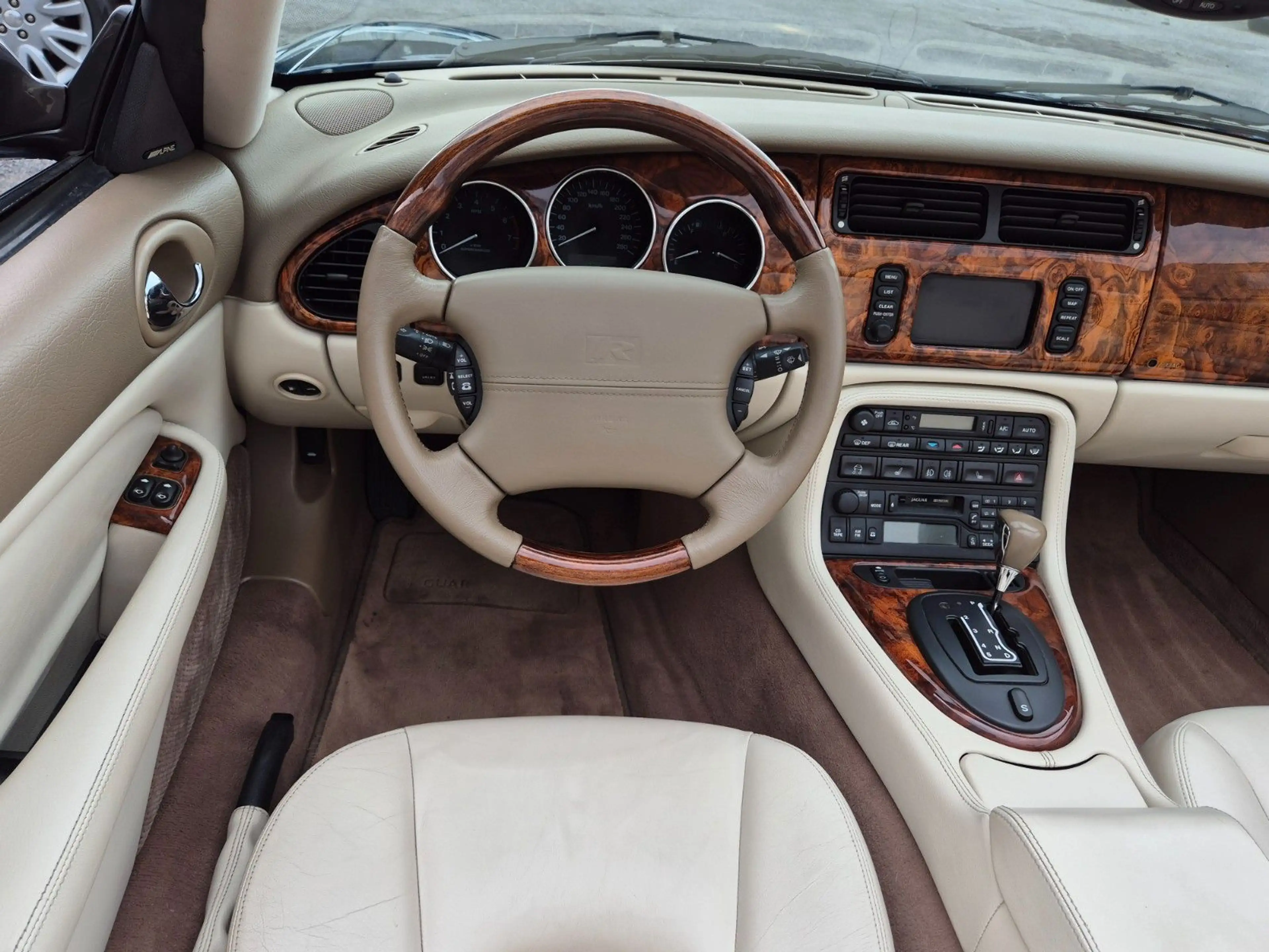 Jaguar XKR Cabrio/Facelift/Traum Farbgebung+Bestzustand — photo 10