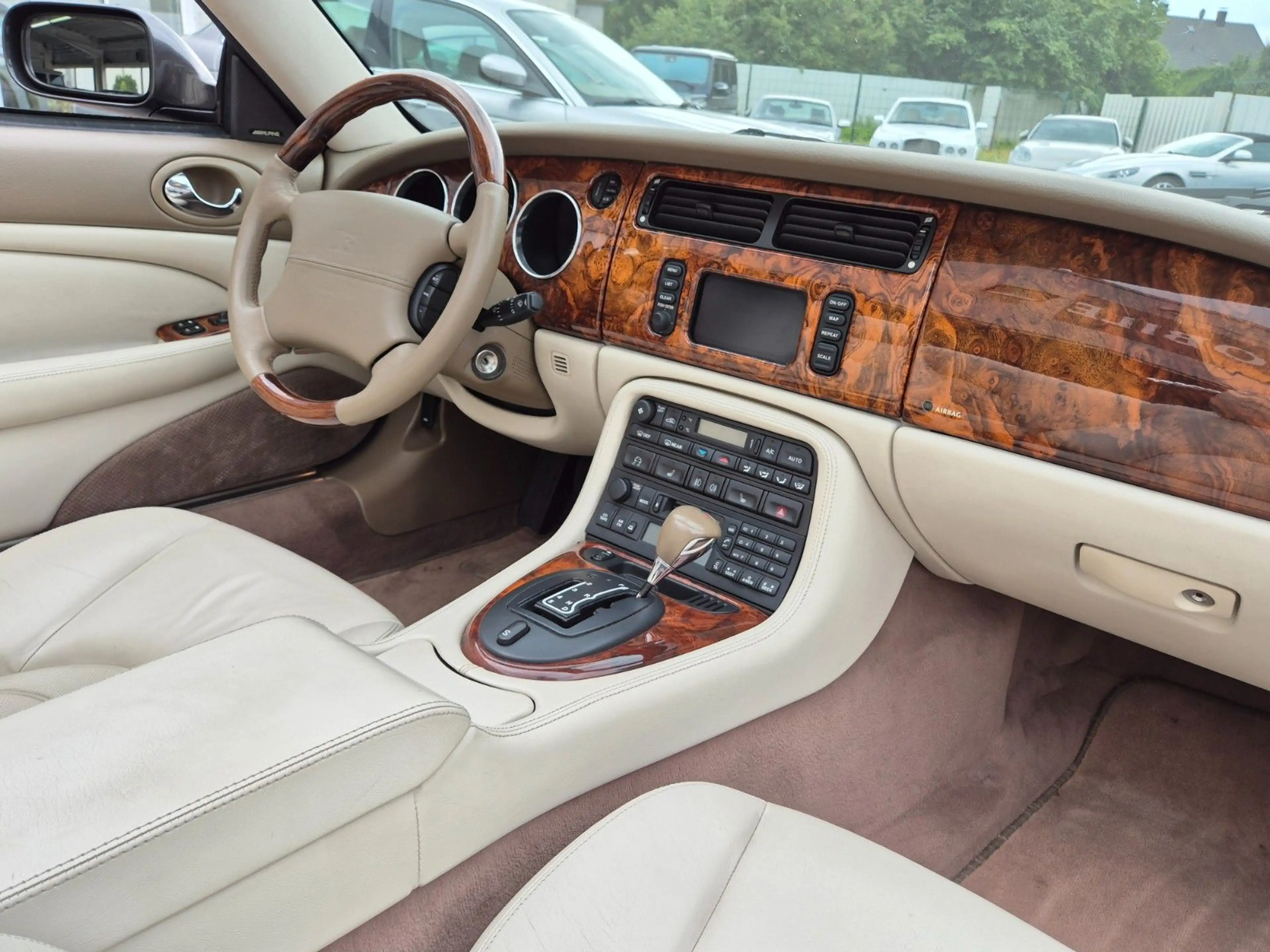Jaguar XKR Cabrio/Facelift/Traum Farbgebung+Bestzustand — photo 13