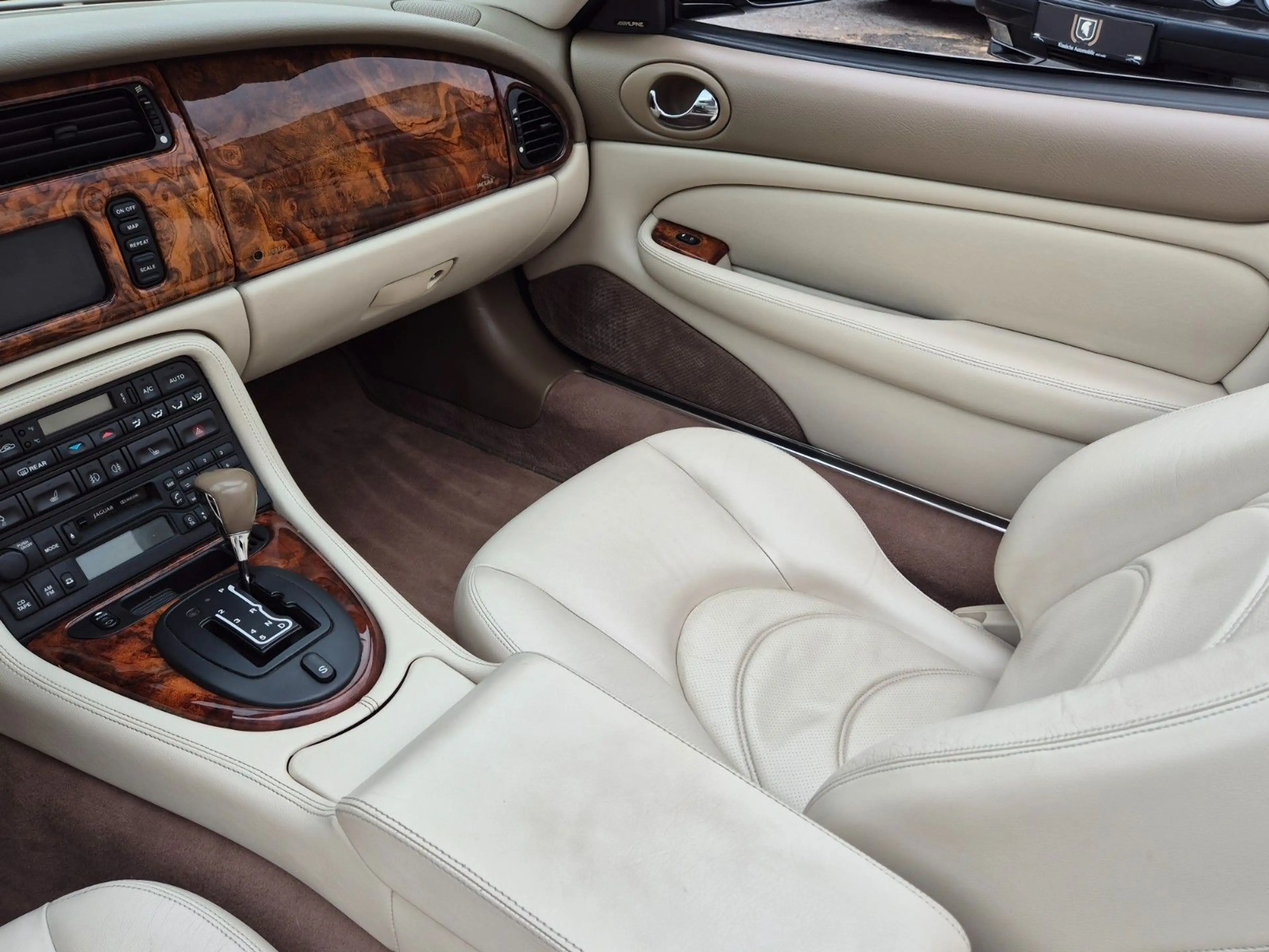 Jaguar XKR Cabrio/Facelift/Traum Farbgebung+Bestzustand — photo 11
