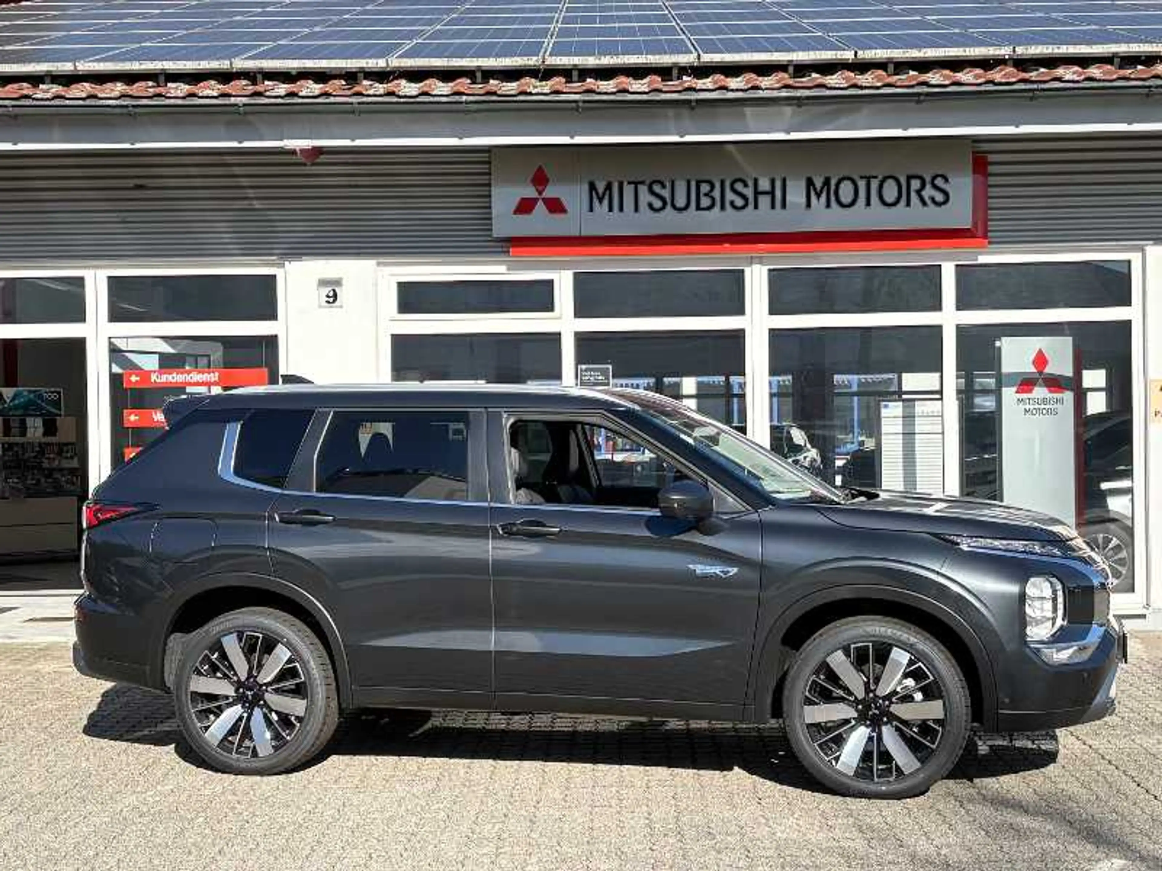 Mitsubishi Outlander 2.4L PHEV Intro Edition — photo 3