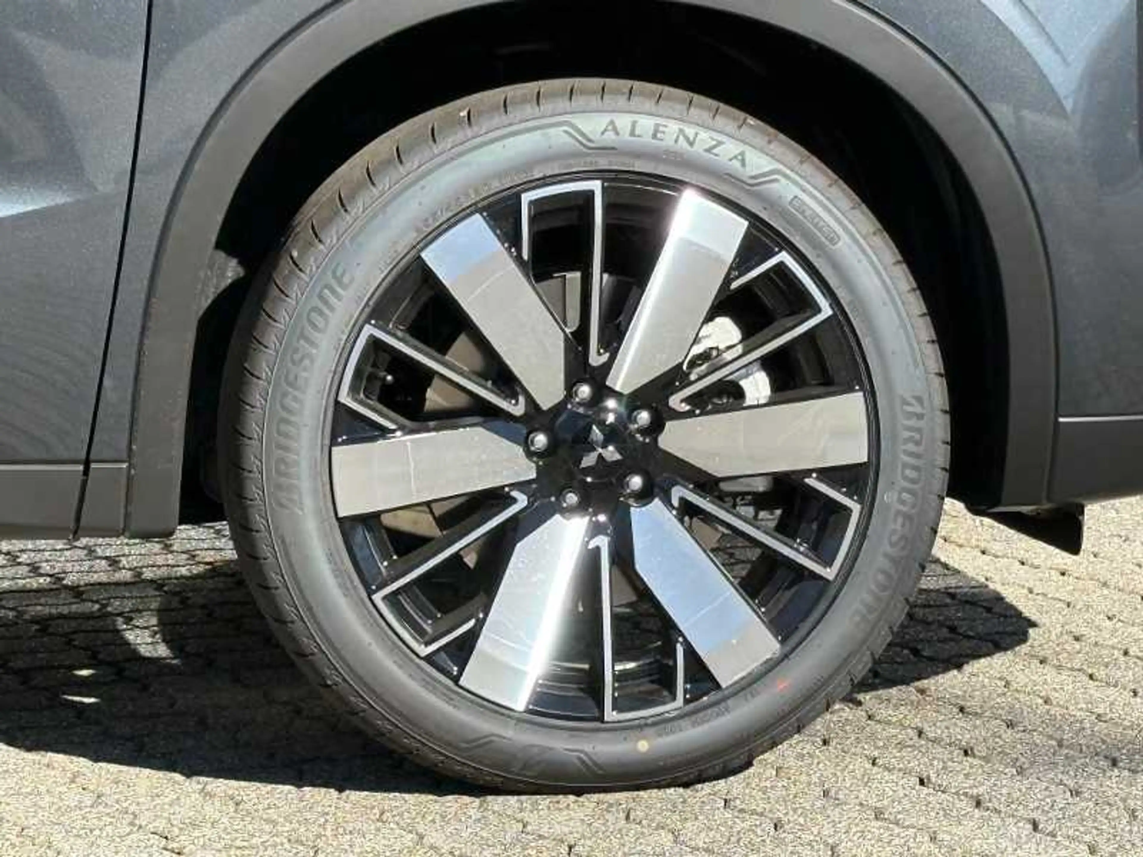 Mitsubishi Outlander 2.4L PHEV Intro Edition — photo 15