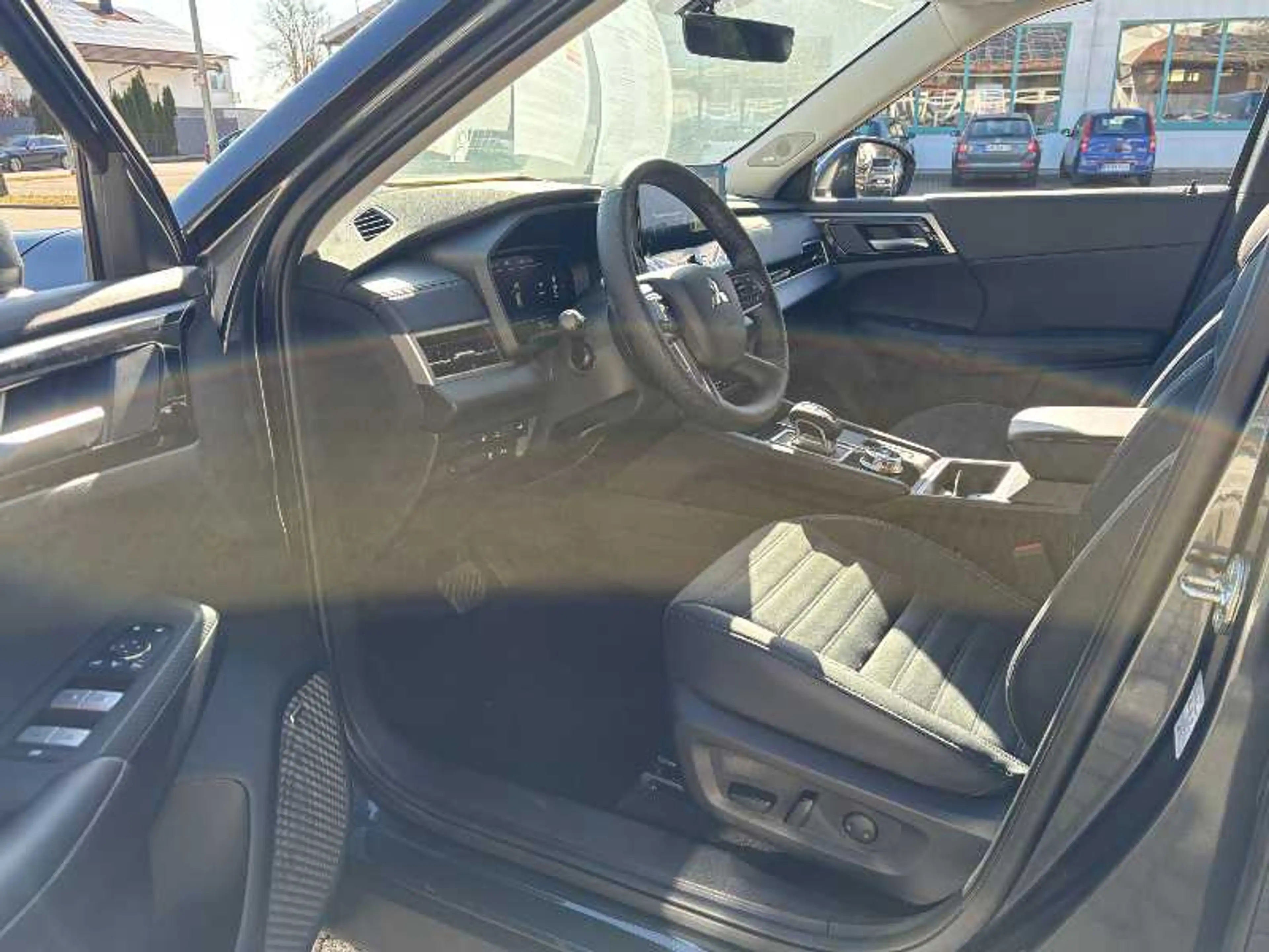 Mitsubishi Outlander 2.4L PHEV Intro Edition — photo 7