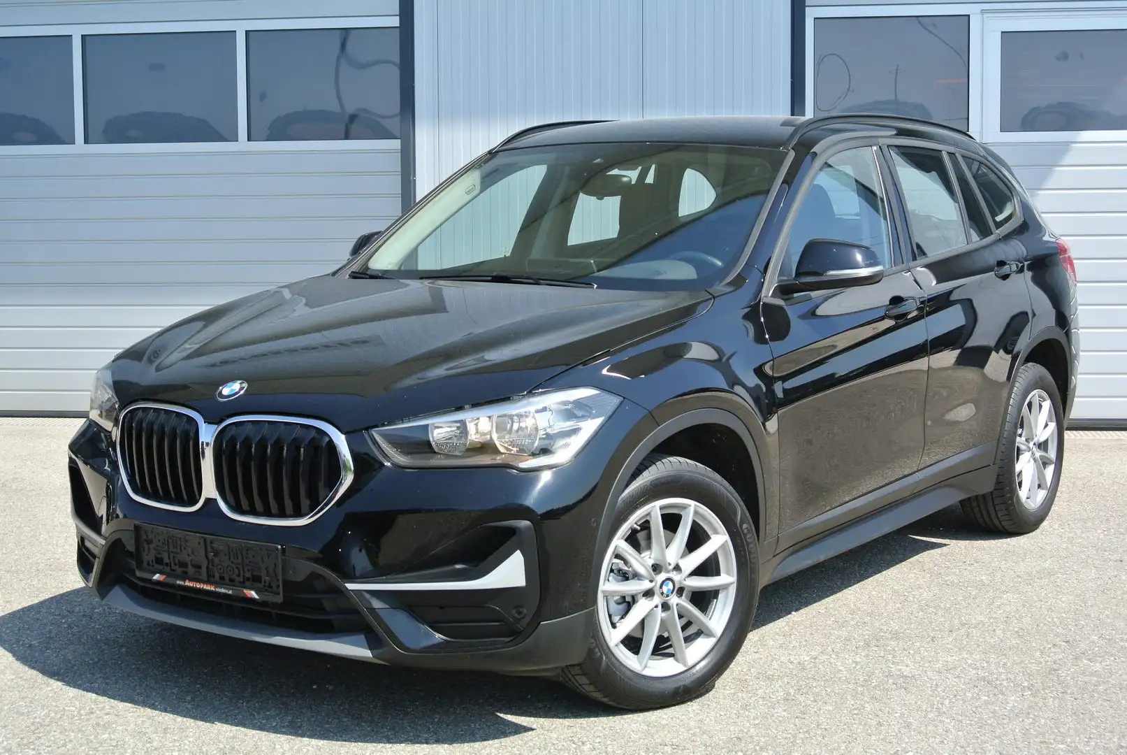 BMW X1 sDrive16d ** Head-up ** NAVI * KAMERA * Чёрный - 1