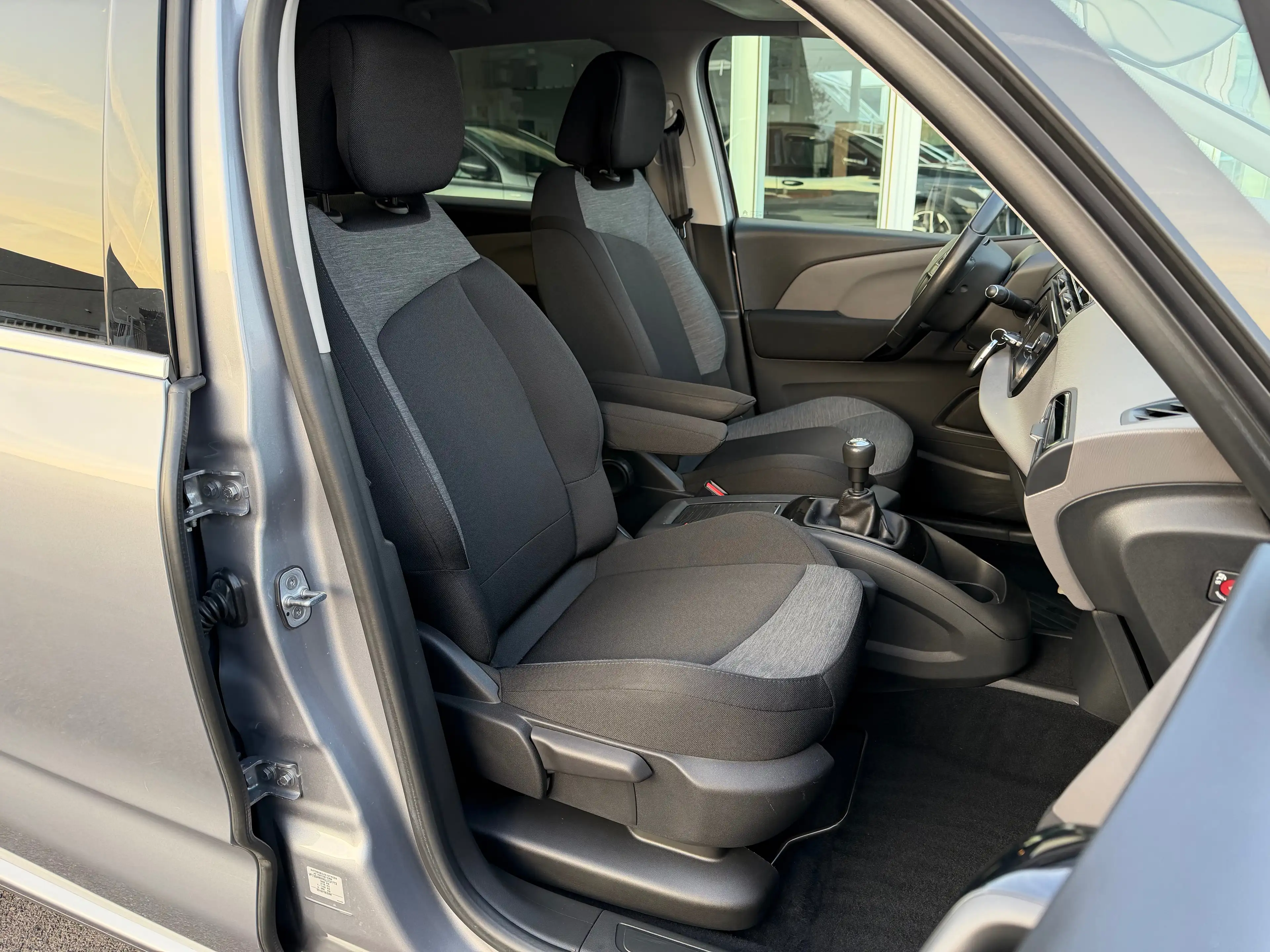 Citroen C4 SpaceTourer 1.2 Essence * Carnet Complet * Marchand/Export * — photo 9