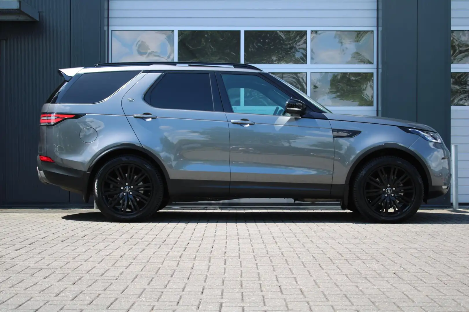 Land Rover Discovery 3.0 Td6 HSE Luxury 258pk Clima/Cruise/Leder/Camera Grijs - 2
