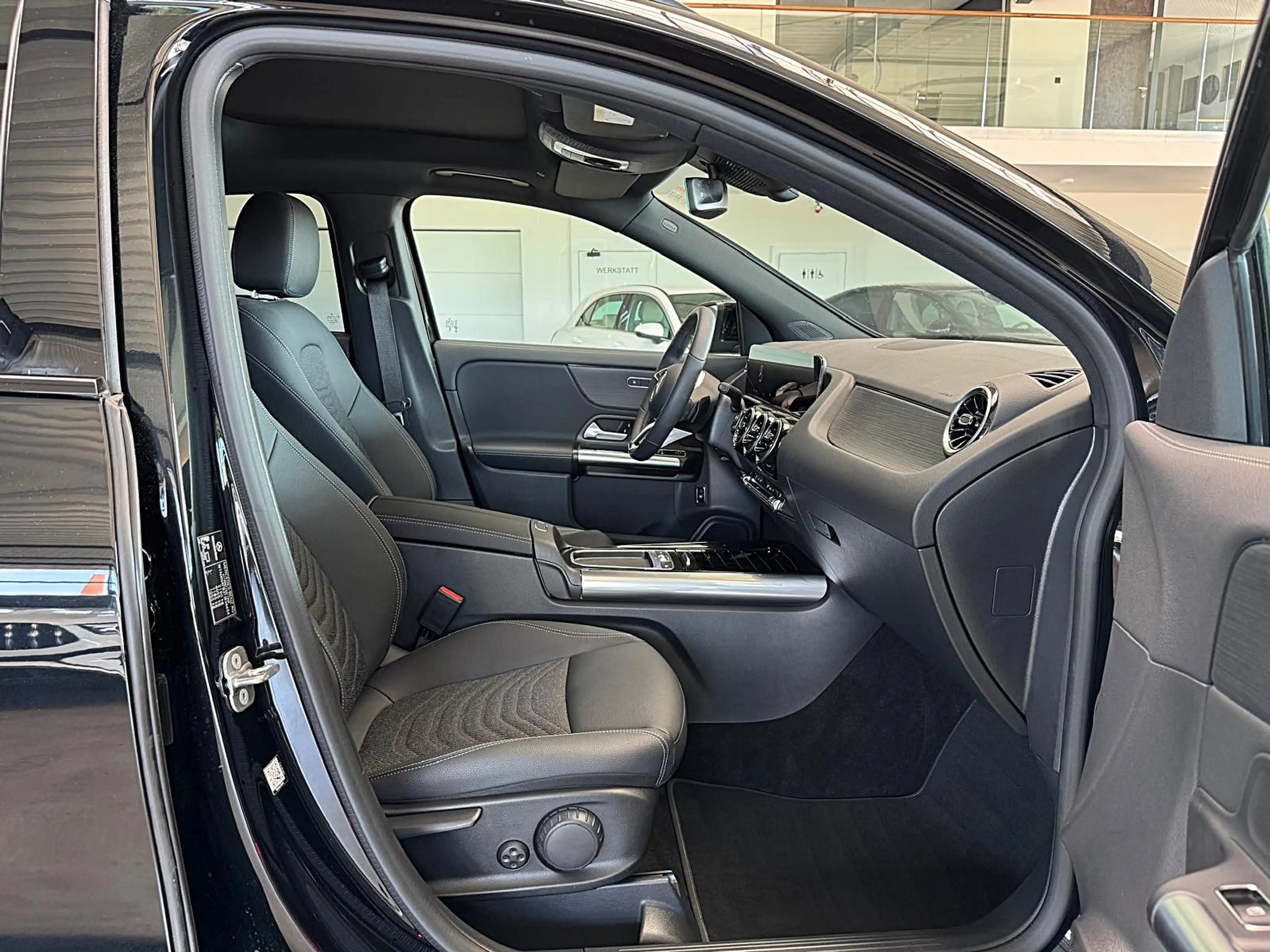 Mercedes-Benz GLA 220 4Matic AHK Pano Distronik — photo 8