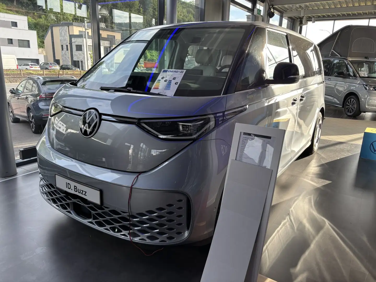 Volkswagen ID. Buzz Bus Pro LR lang AHK/7Sitze/Neuwagen Silber - 2