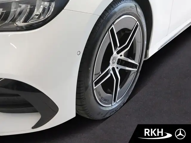 Mercedes-Benz E-Class view 5