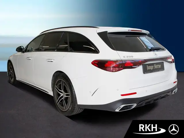Mercedes-Benz E-Class view 4