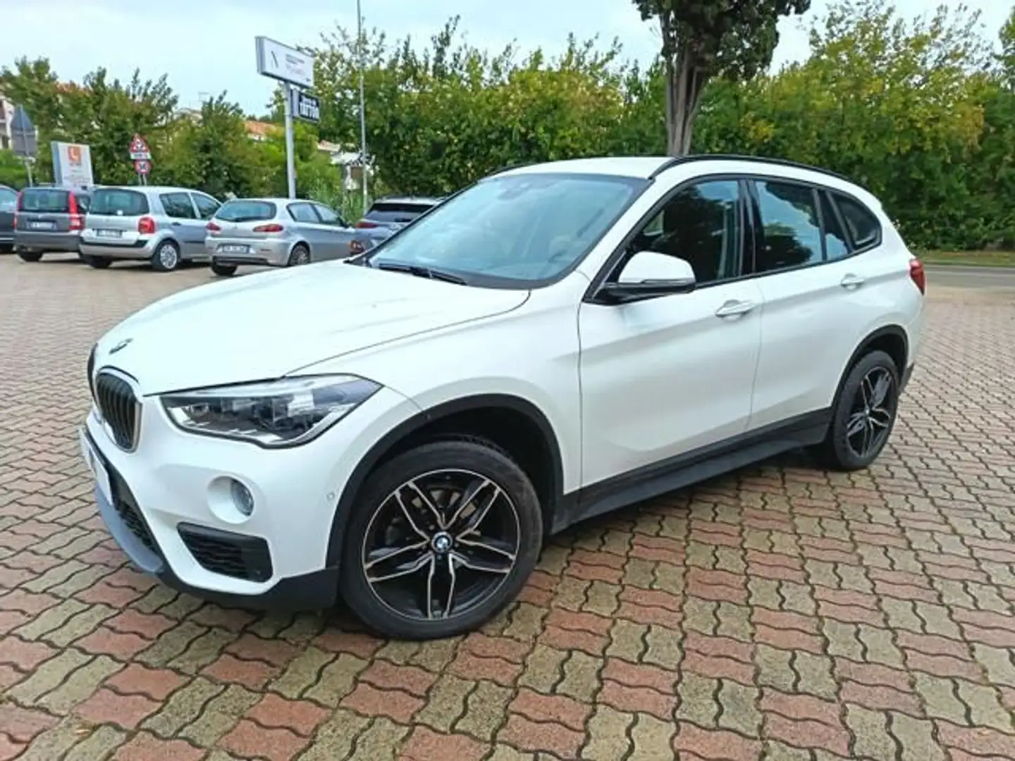 BMW X1 sDrive16d Business PROM-MMO Bílá - 1