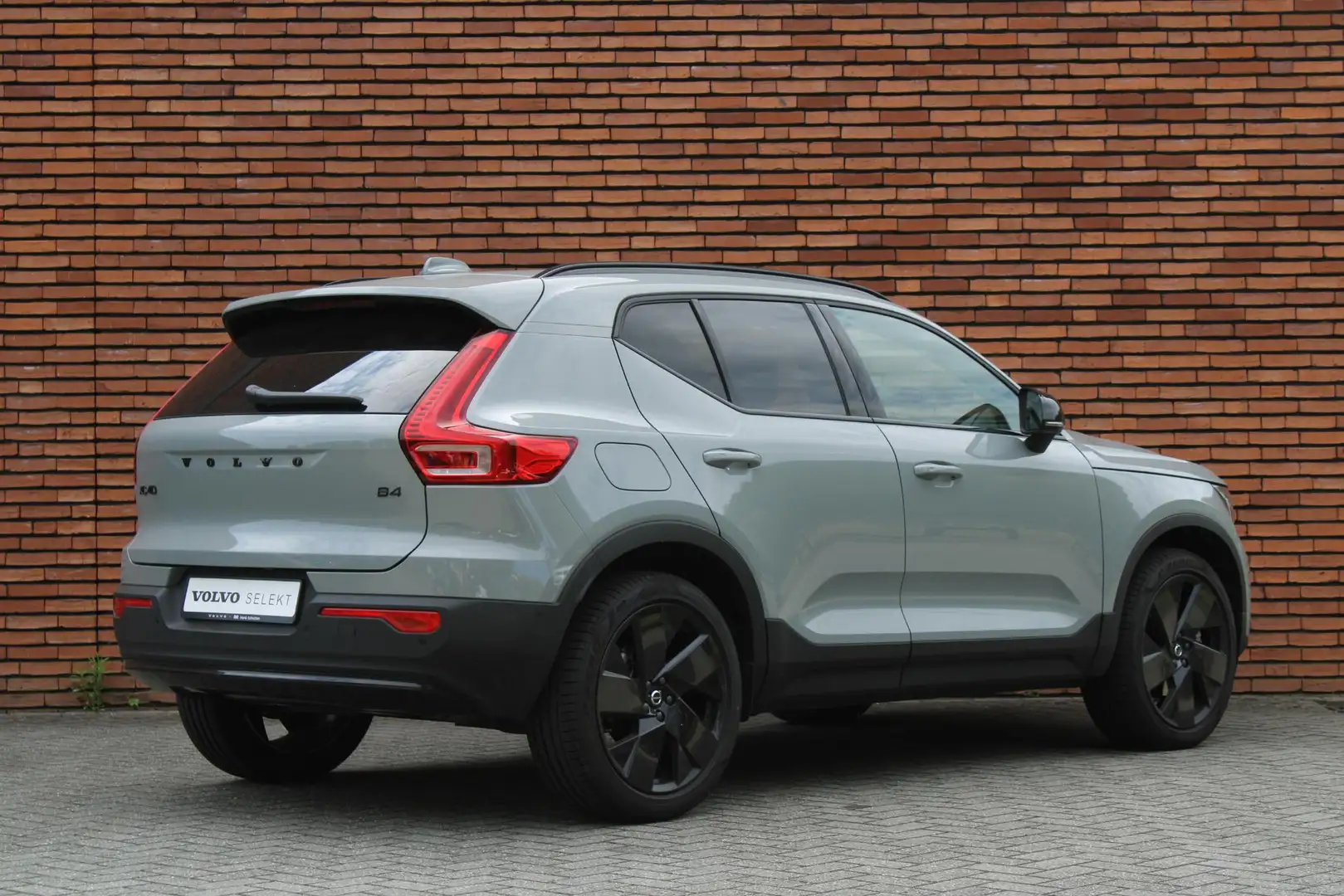 Volvo XC40 B4 Plus Black Edition | Panoramadak | 20 inch lich Gris - 2