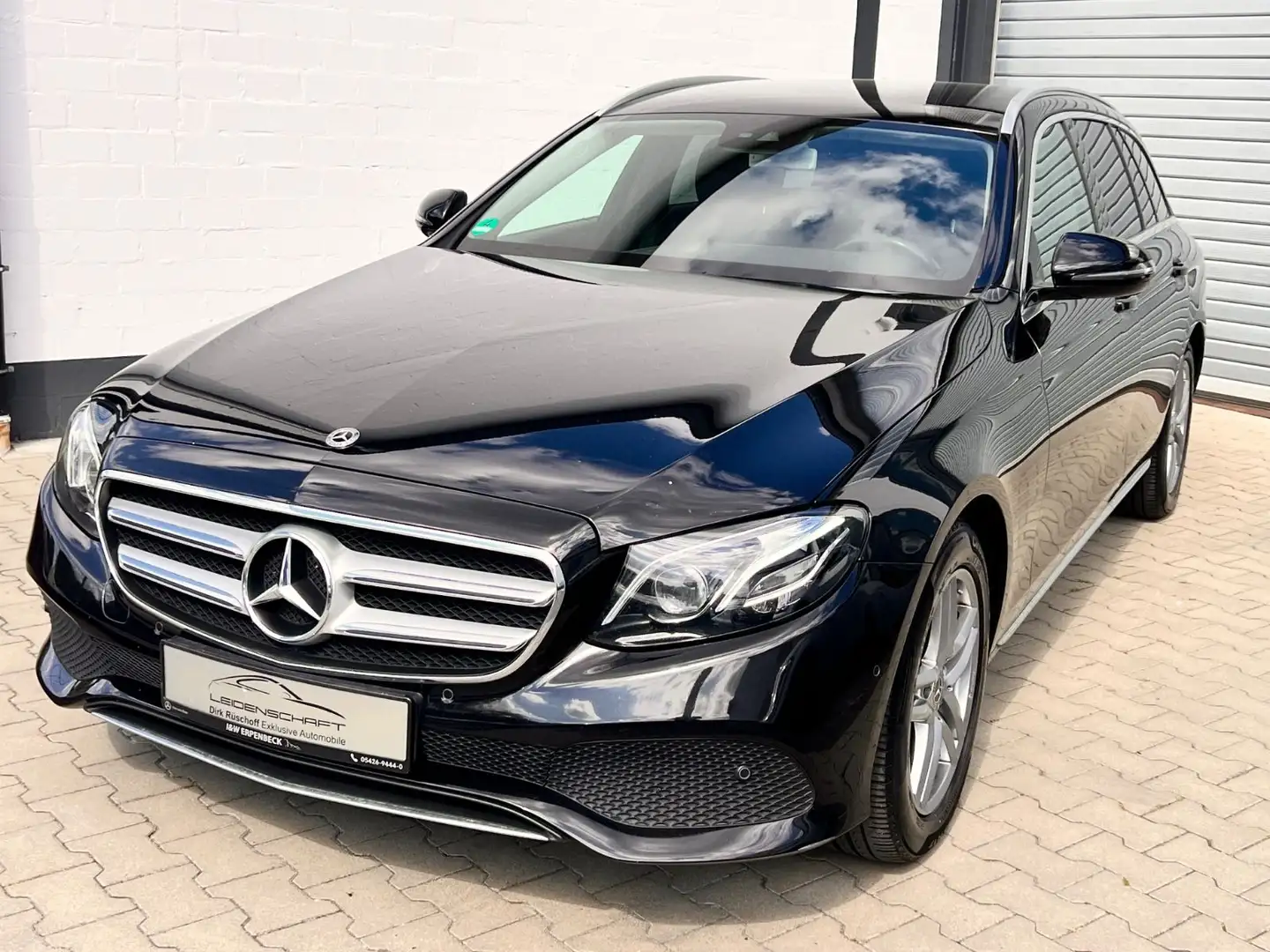 Mercedes-Benz E 220 d T Avantgarde Schwarz - 2