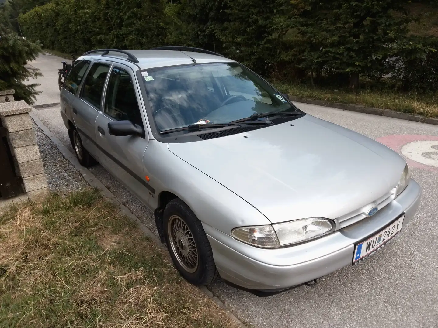 Ford Mondeo Mondeo Traveller CLX 1,8 TD Silber - 2