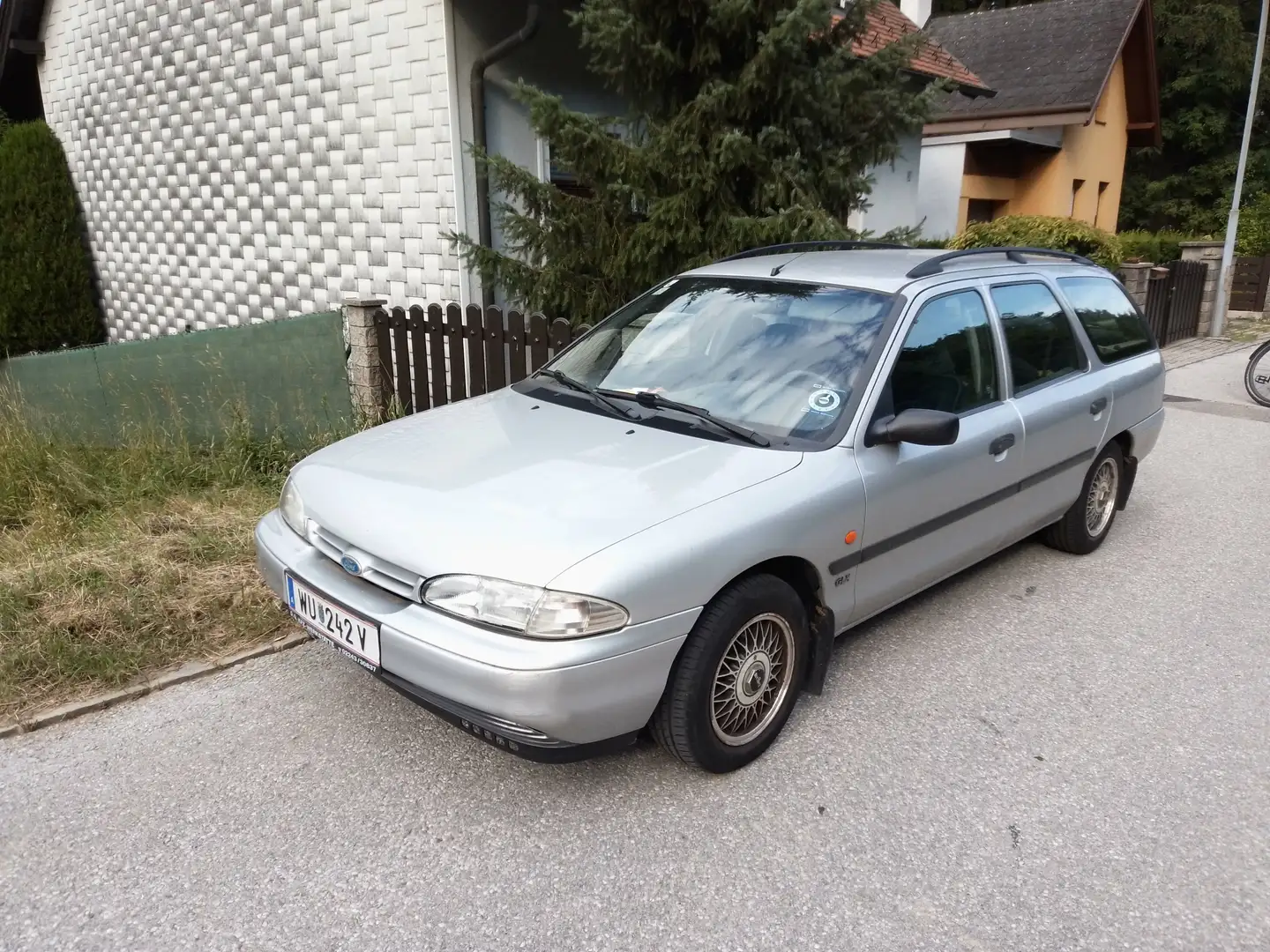 Ford Mondeo Mondeo Traveller CLX 1,8 TD Silber - 1
