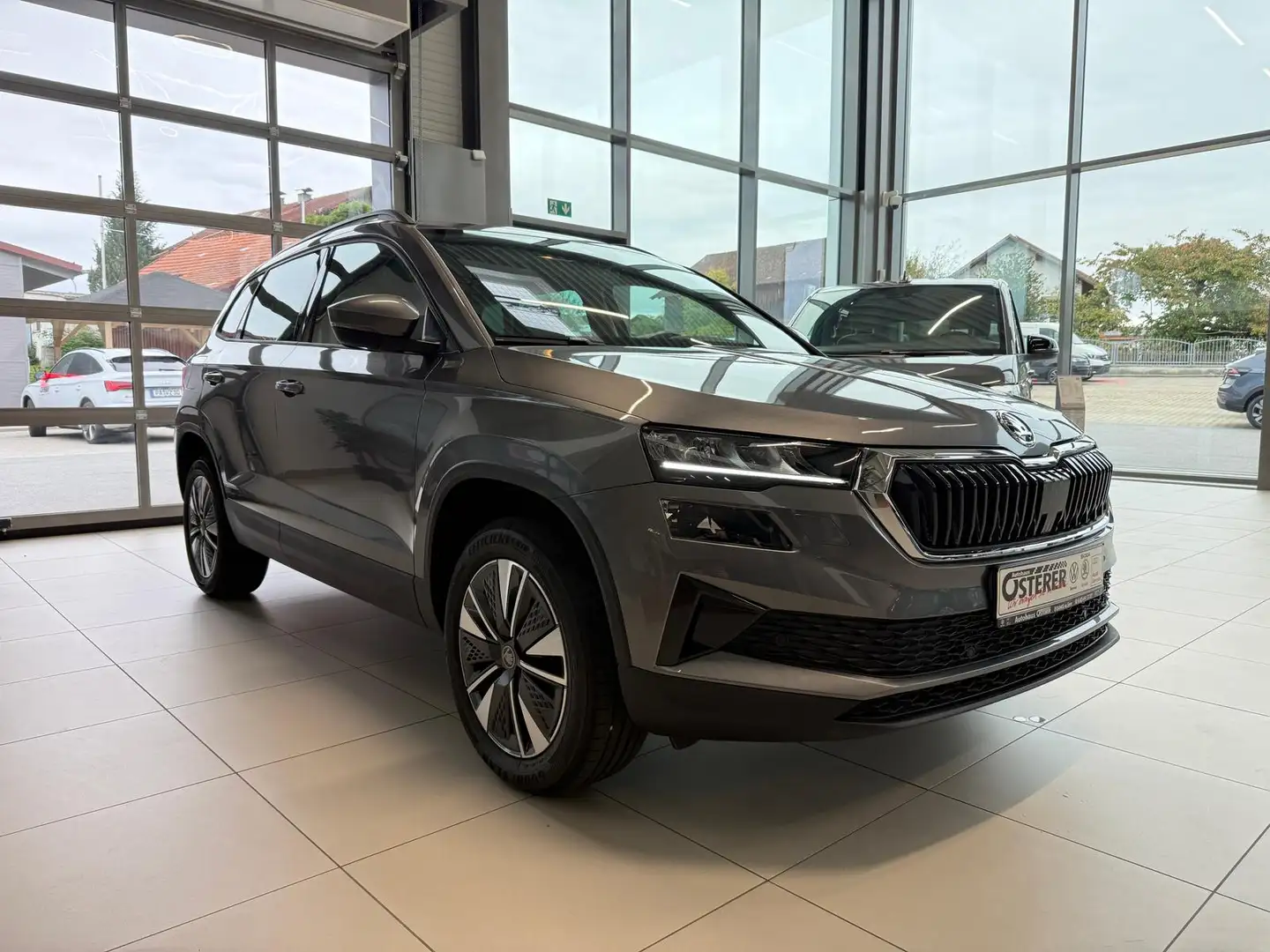 Skoda Karoq 1.5 TSI Selection DSG 4 Jahre Garantie AHK Rückfa Grau - 2