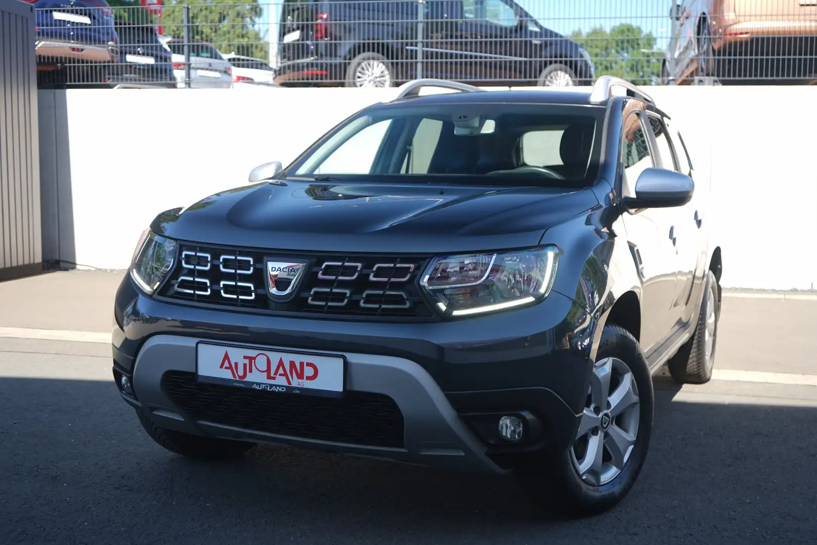 Dacia Duster 1.5 dCi Automatik Navi Kamera AHK Klima Grijs - 2