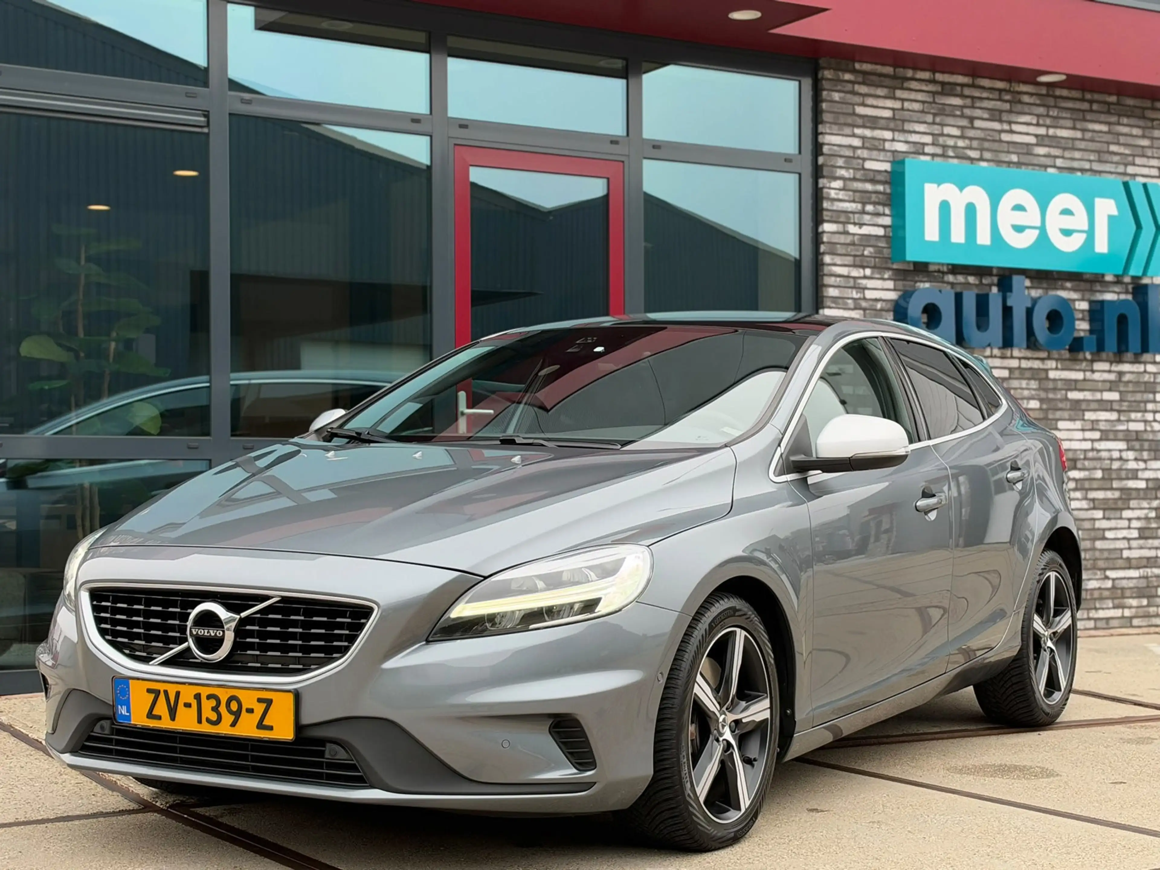 Volvo V40 1.5 T3 Polar+ Sport R-Design PANO l CAMERA l KEYLE — photo 12