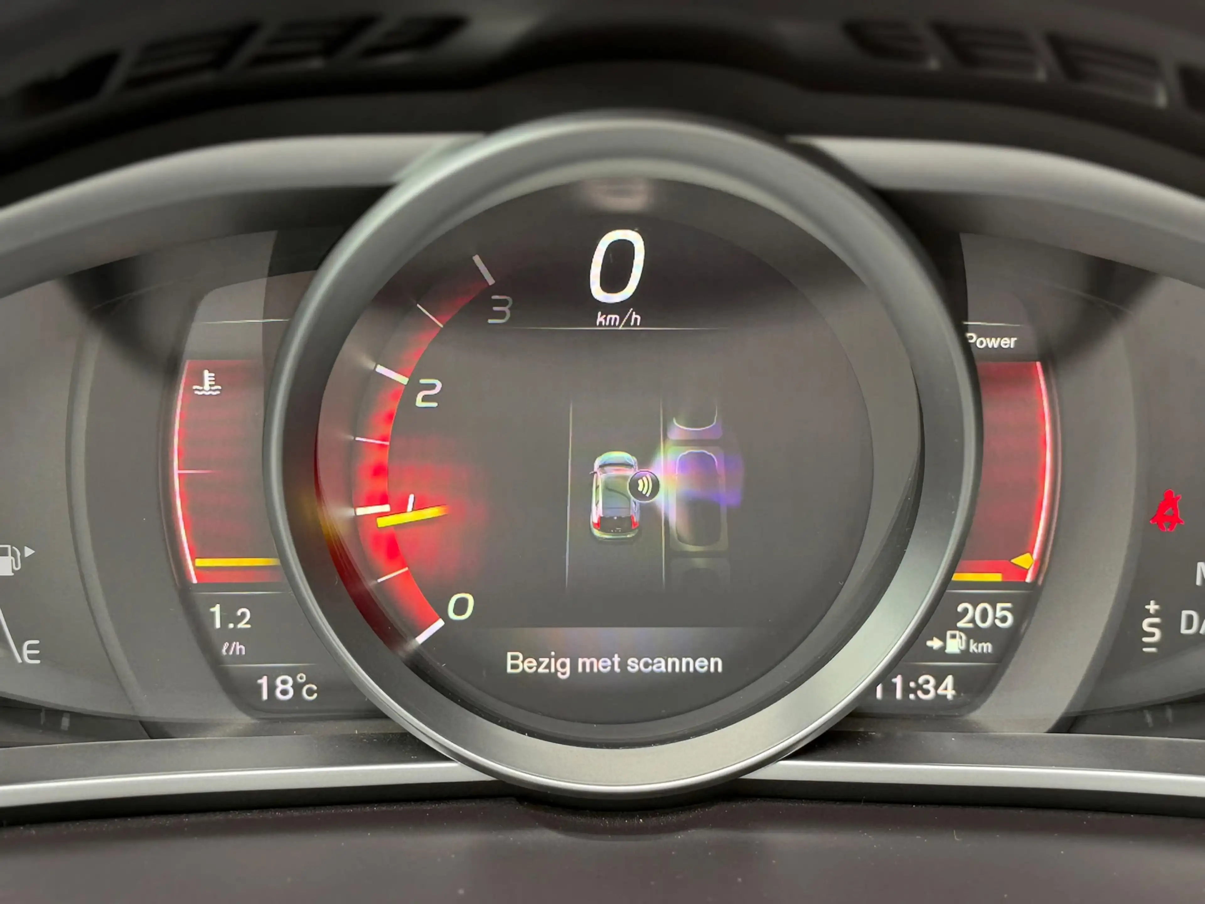 Volvo V40 1.5 T3 Polar+ Sport R-Design PANO l CAMERA l KEYLE — photo 17