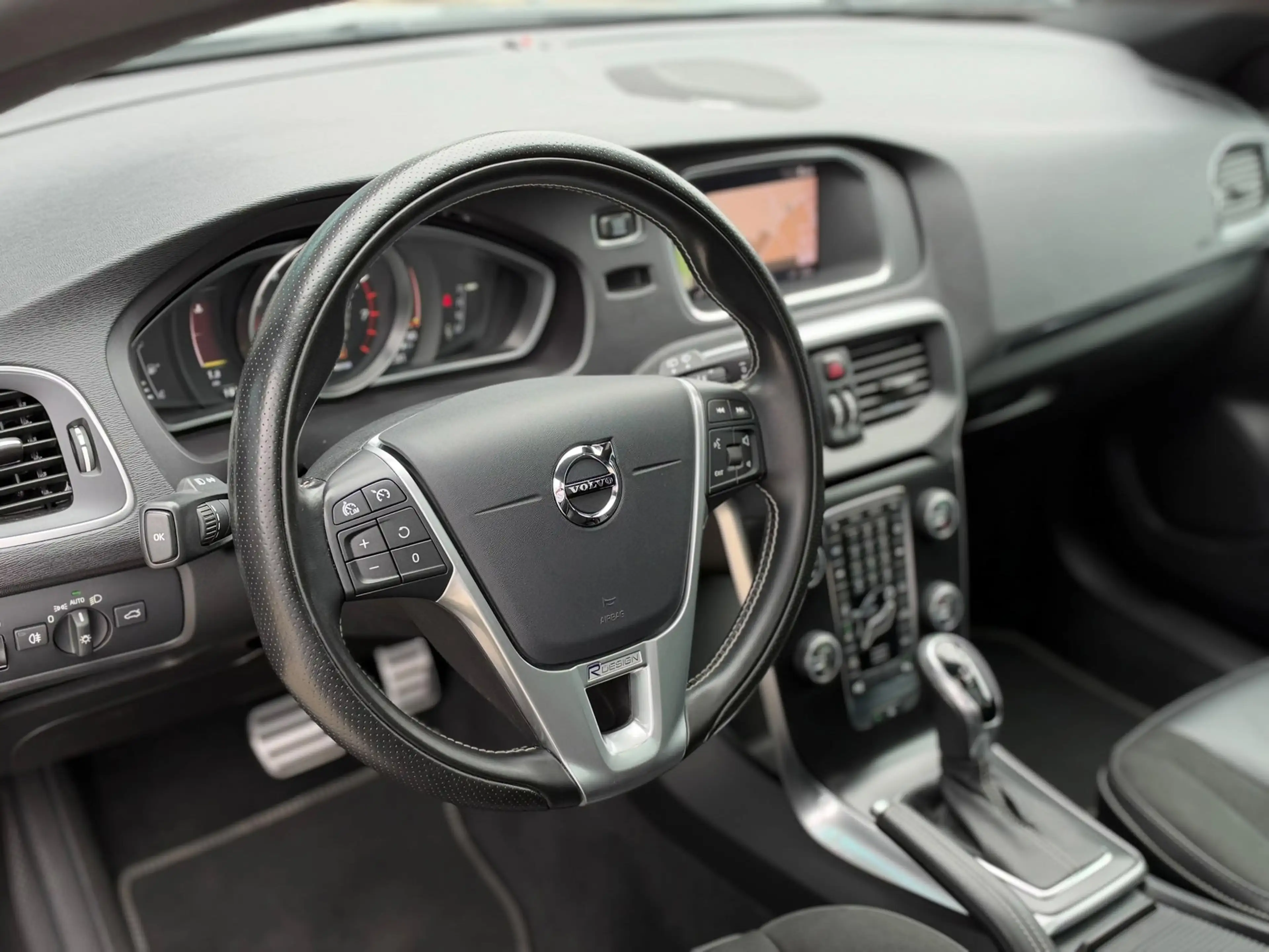 Volvo V40 1.5 T3 Polar+ Sport R-Design PANO l CAMERA l KEYLE — photo 8