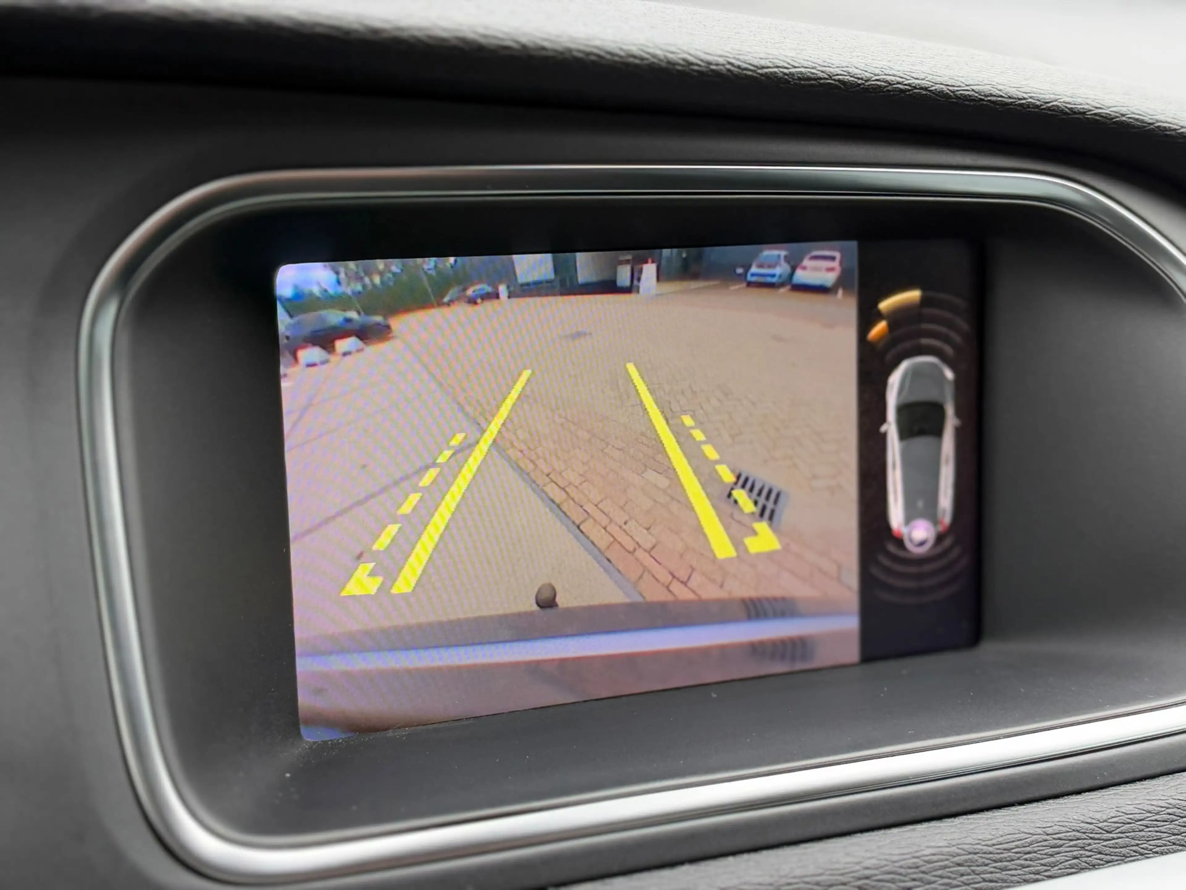 Volvo V40 1.5 T3 Polar+ Sport R-Design PANO l CAMERA l KEYLE — photo 10