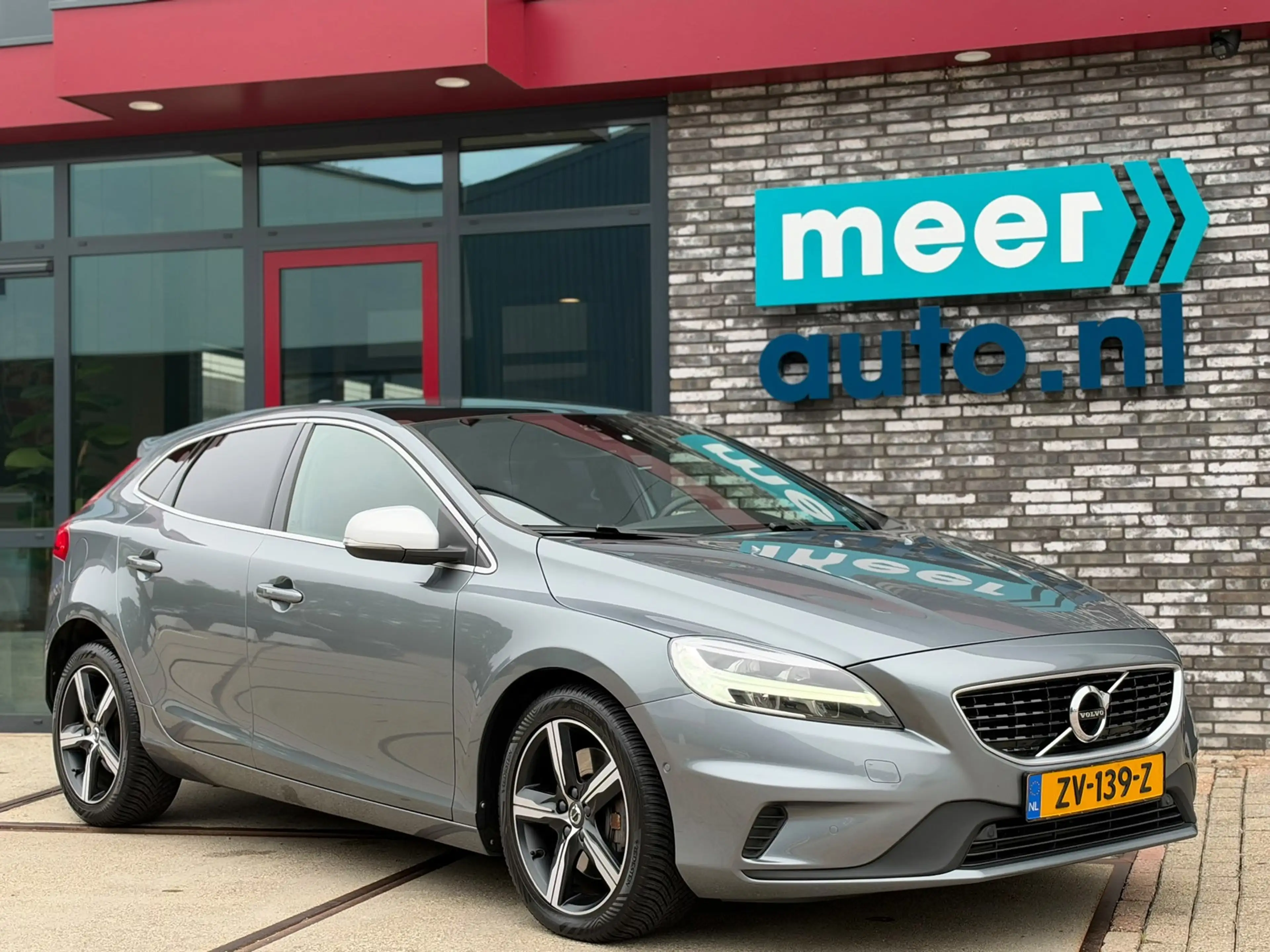 Volvo V40 1.5 T3 Polar+ Sport R-Design PANO l CAMERA l KEYLE — photo 18