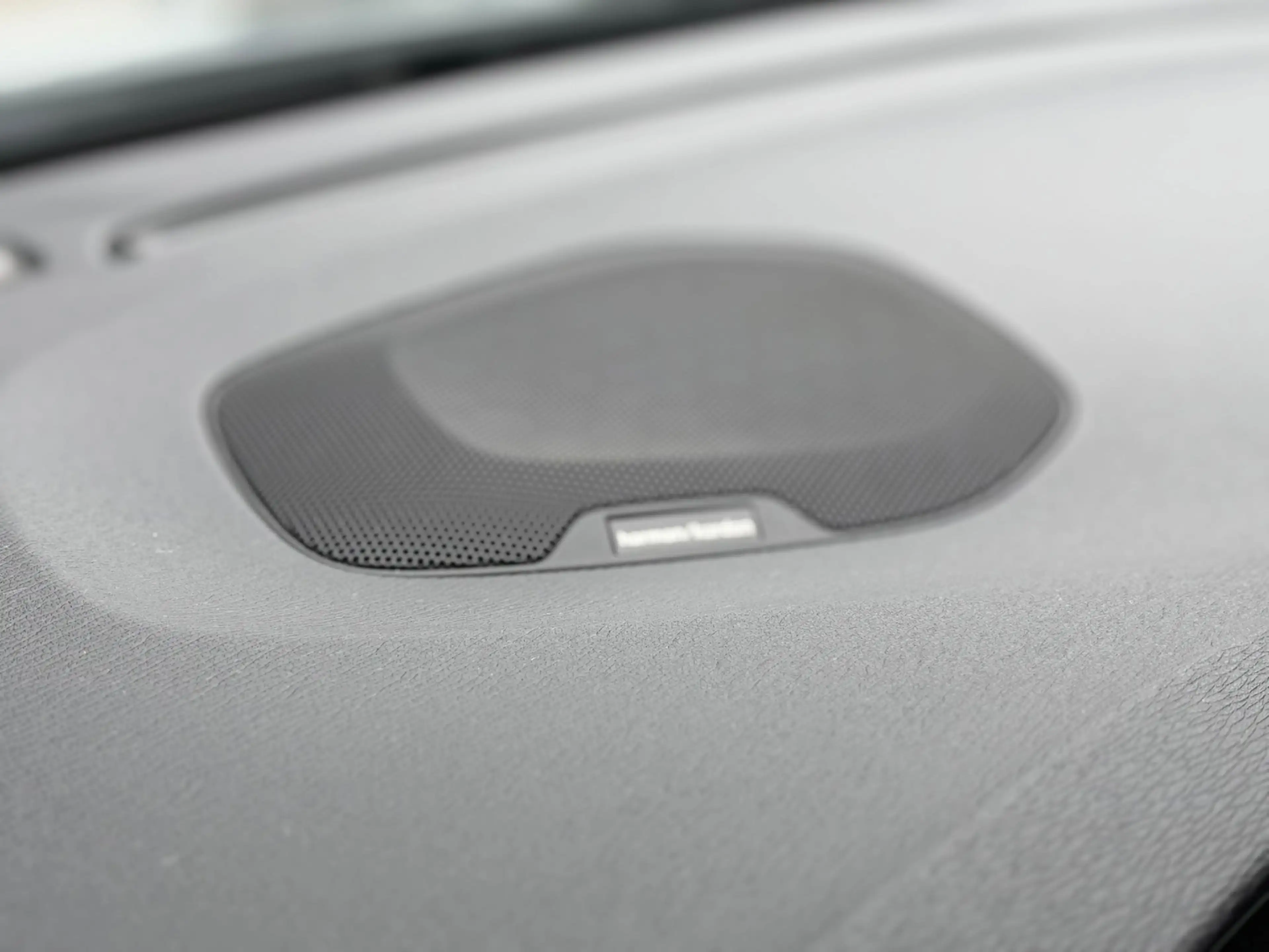 Volvo V40 1.5 T3 Polar+ Sport R-Design PANO l CAMERA l KEYLE — photo 9