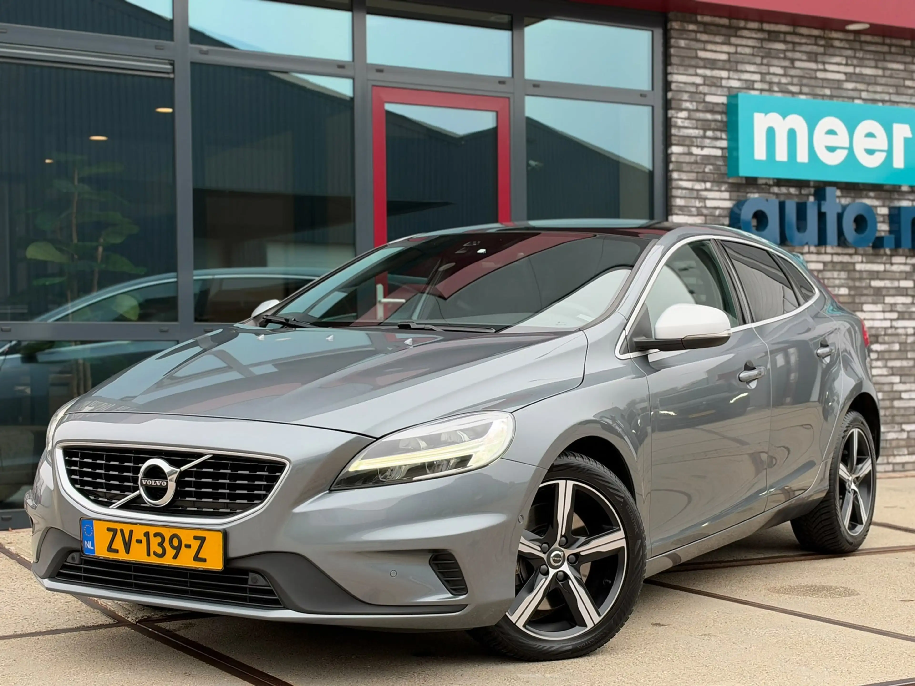 Volvo V40 1.5 T3 Polar+ Sport R-Design PANO l CAMERA l KEYLE — photo 7