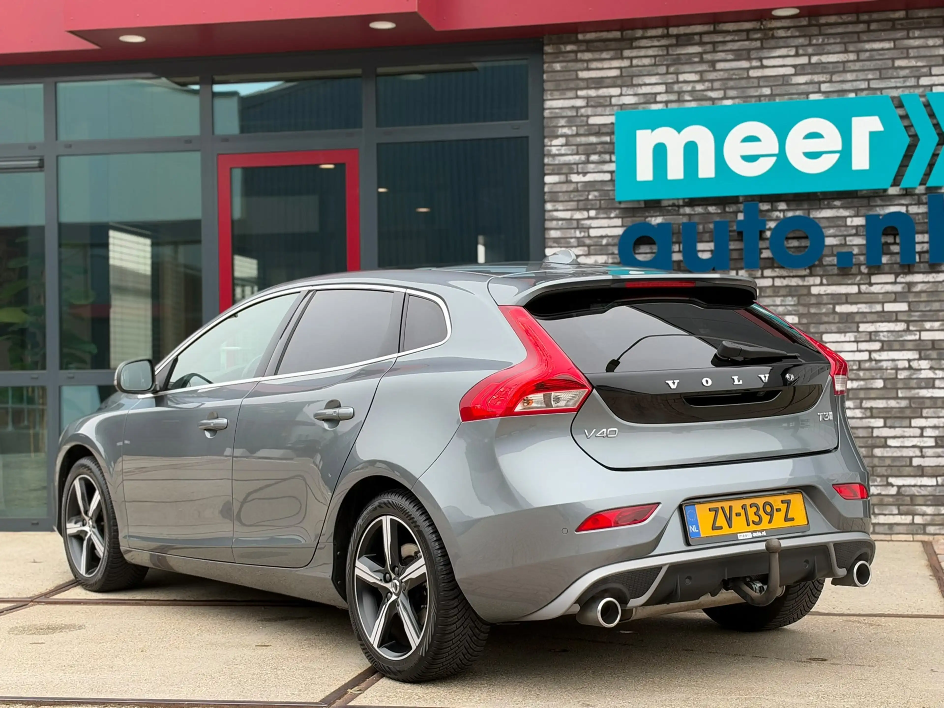Volvo V40 1.5 T3 Polar+ Sport R-Design PANO l CAMERA l KEYLE — photo 3