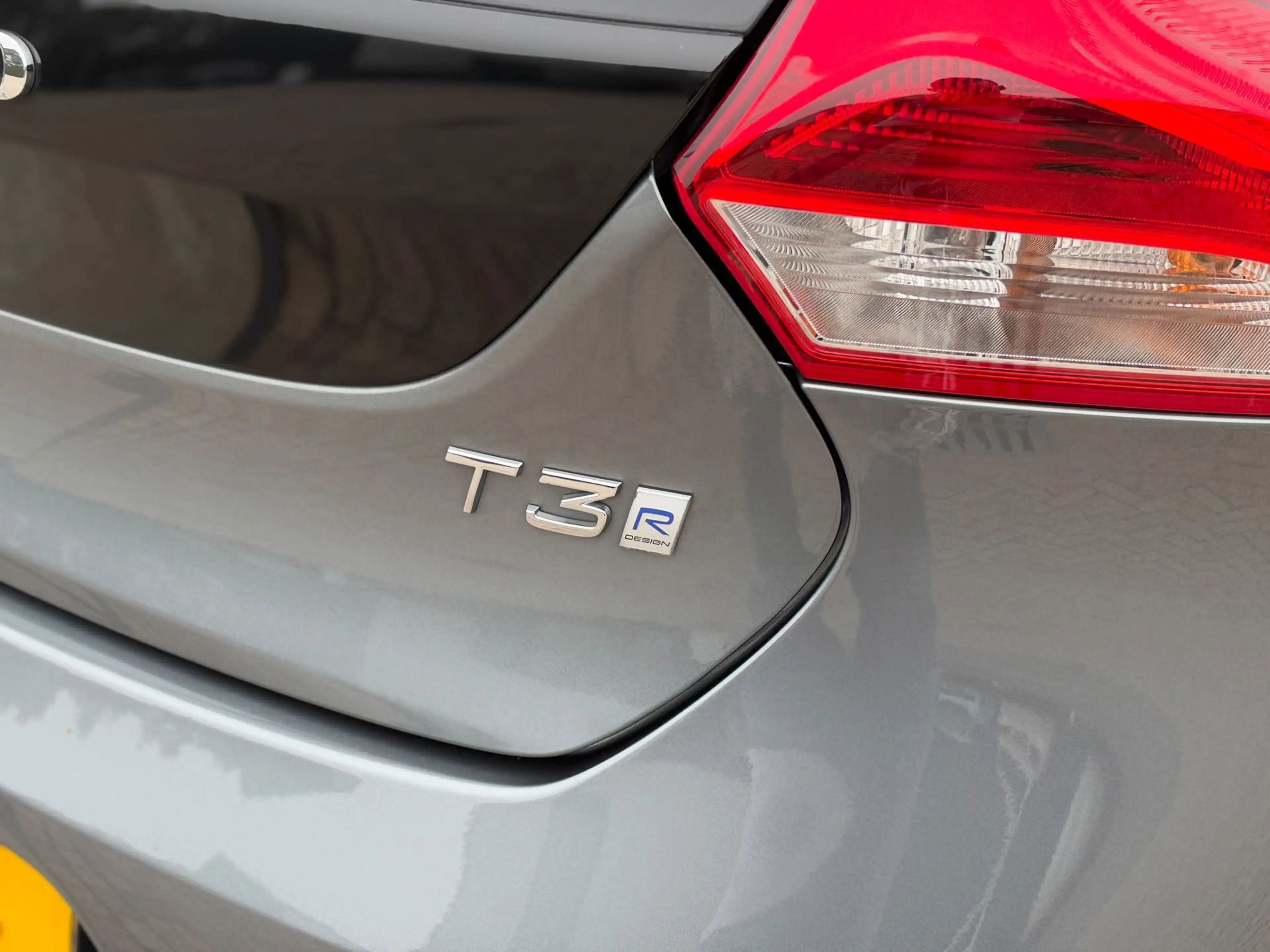 Volvo V40 1.5 T3 Polar+ Sport R-Design PANO l CAMERA l KEYLE — photo 24