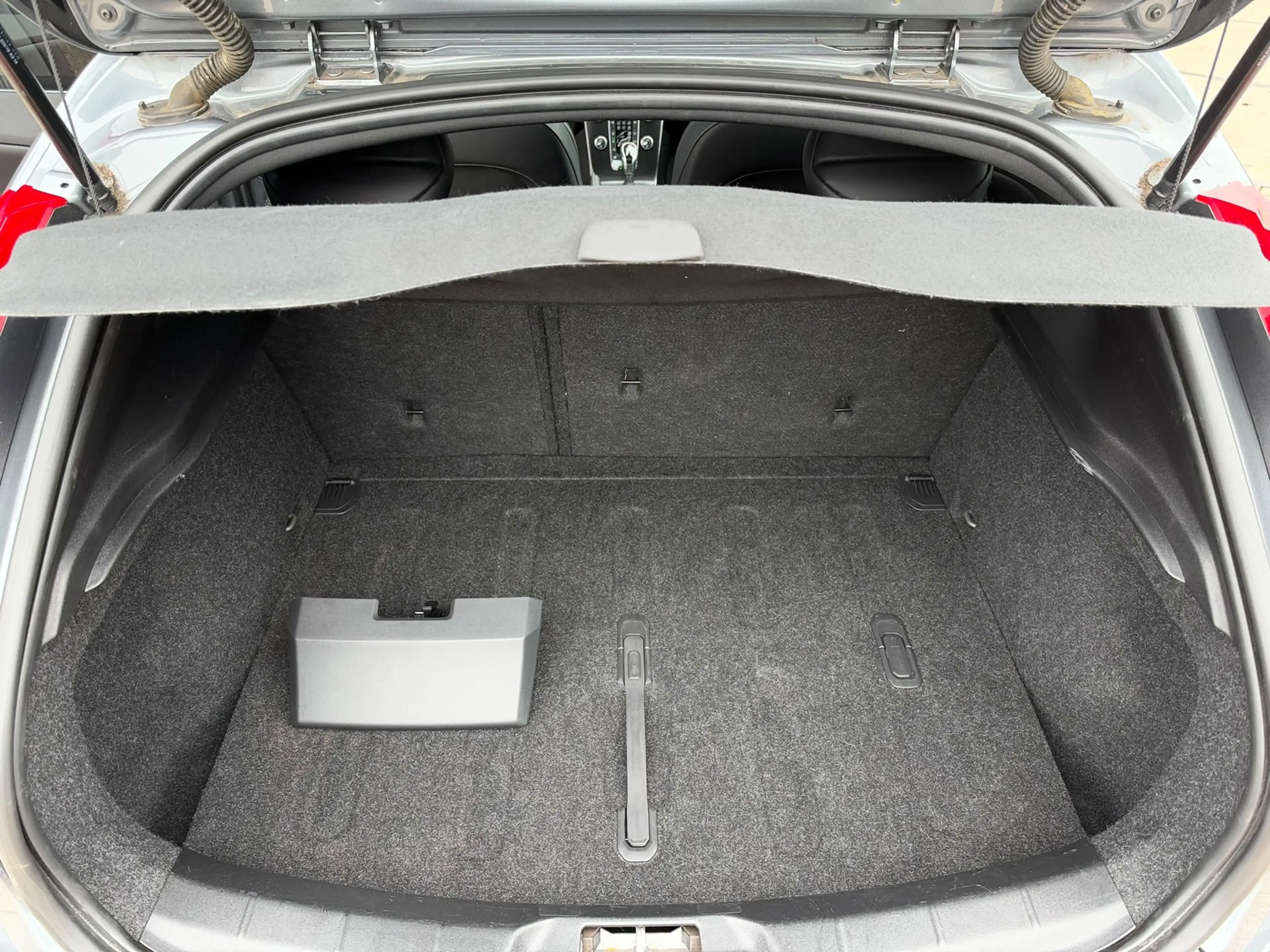 Volvo V40 1.5 T3 Polar+ Sport R-Design PANO l CAMERA l KEYLE — photo 22