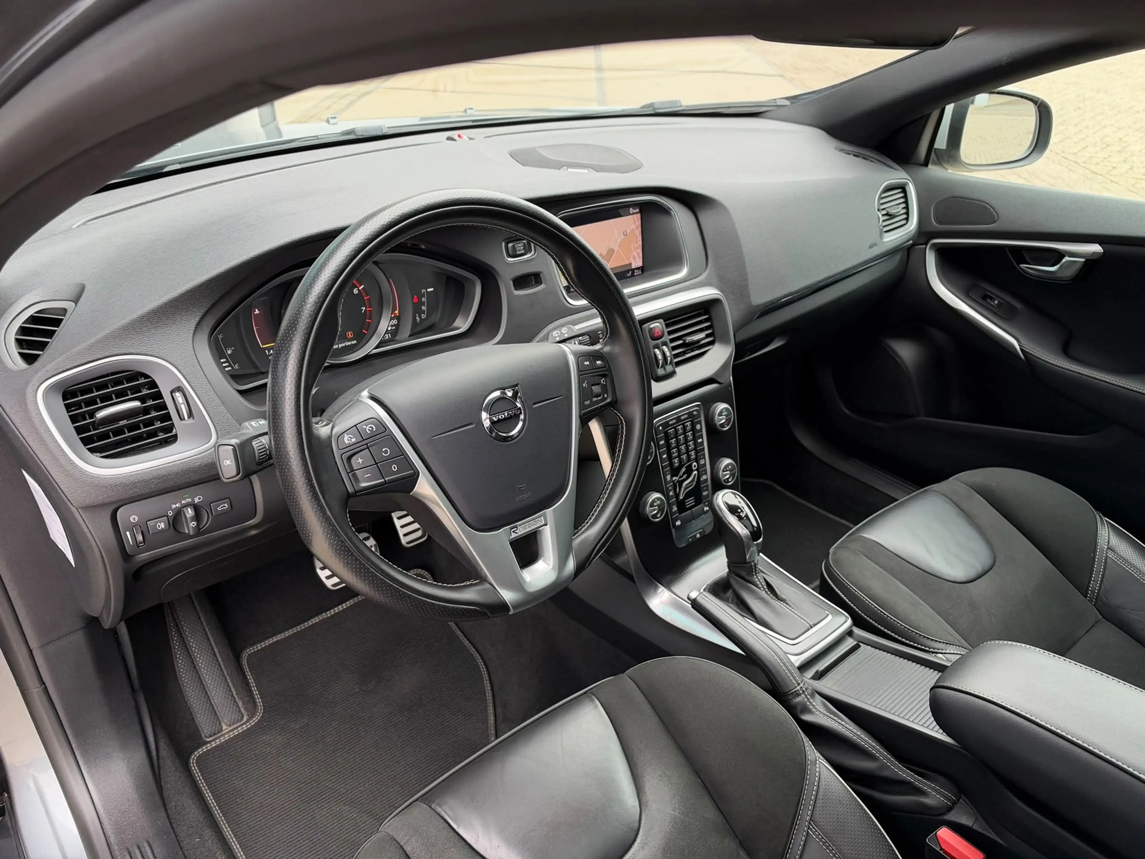 Volvo V40 1.5 T3 Polar+ Sport R-Design PANO l CAMERA l KEYLE — photo 4