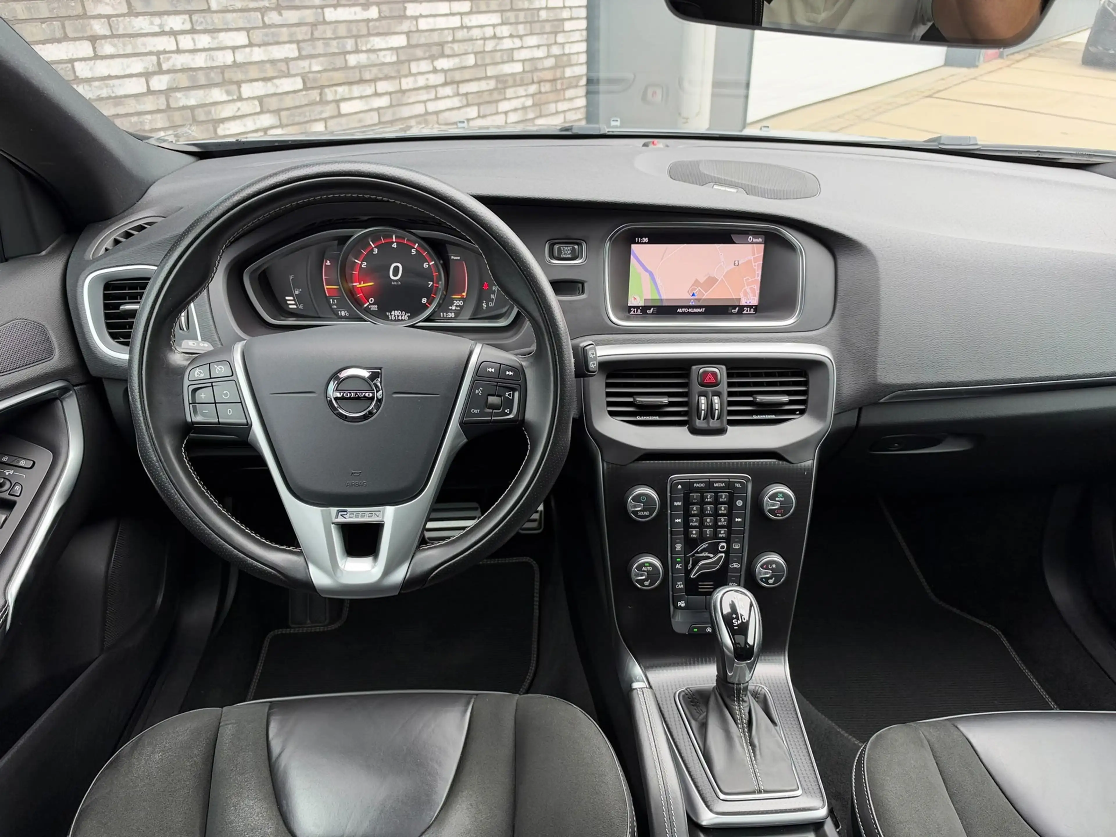 Volvo V40 1.5 T3 Polar+ Sport R-Design PANO l CAMERA l KEYLE — photo 13