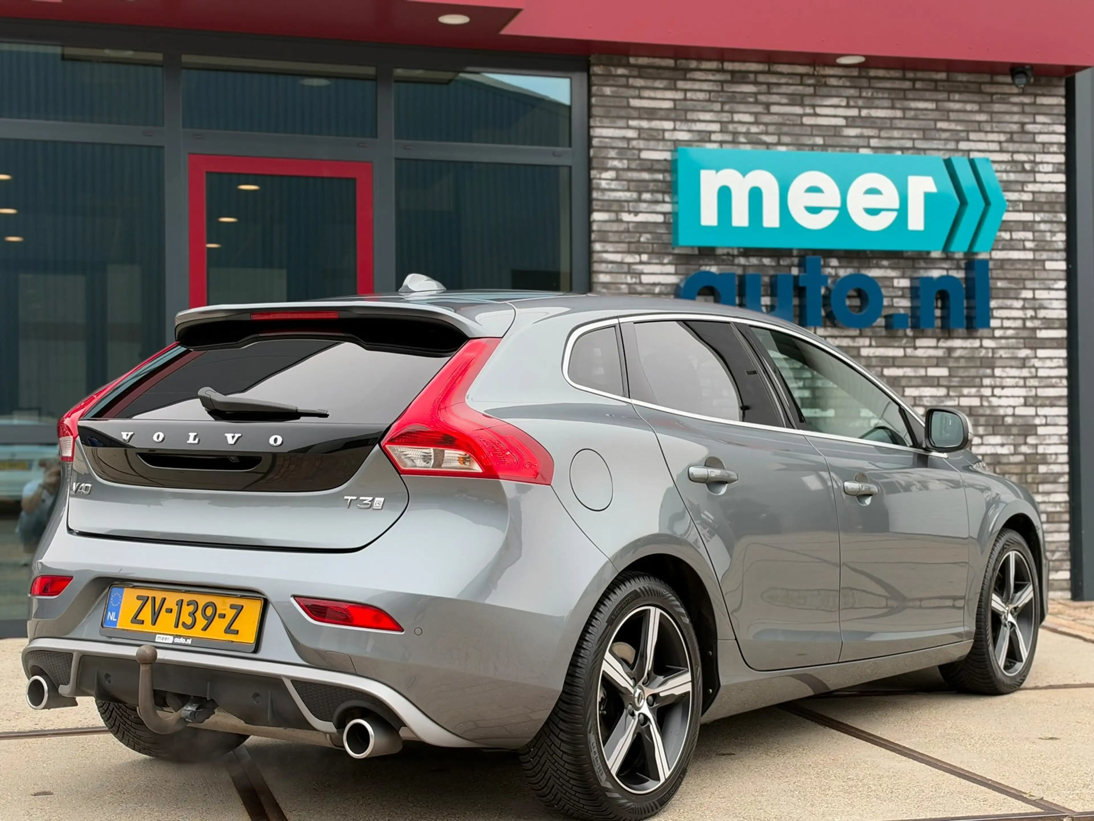 Volvo V40 1.5 T3 Polar+ Sport R-Design PANO l CAMERA l KEYLE — photo 23
