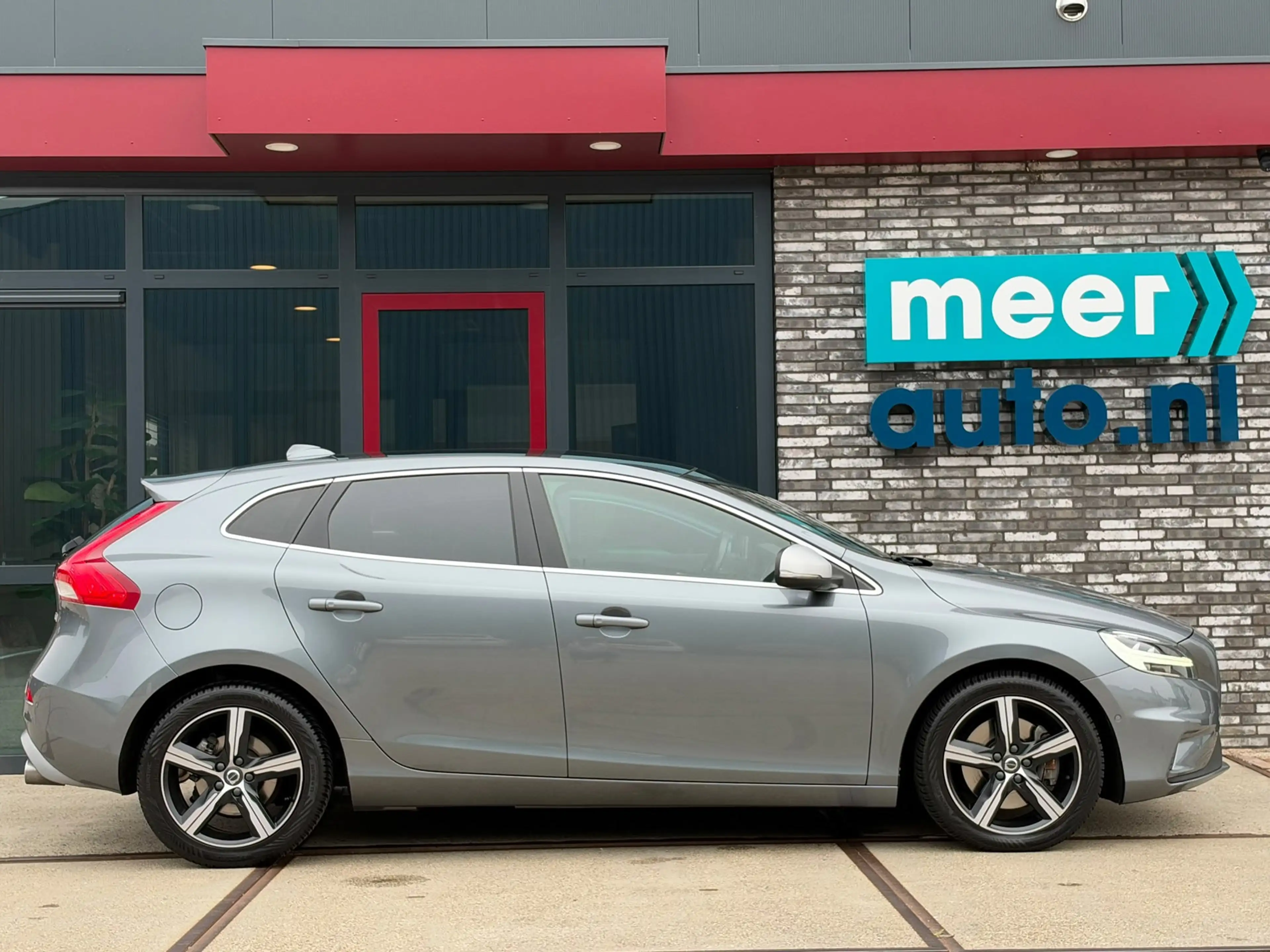 Volvo V40 1.5 T3 Polar+ Sport R-Design PANO l CAMERA l KEYLE — photo 2