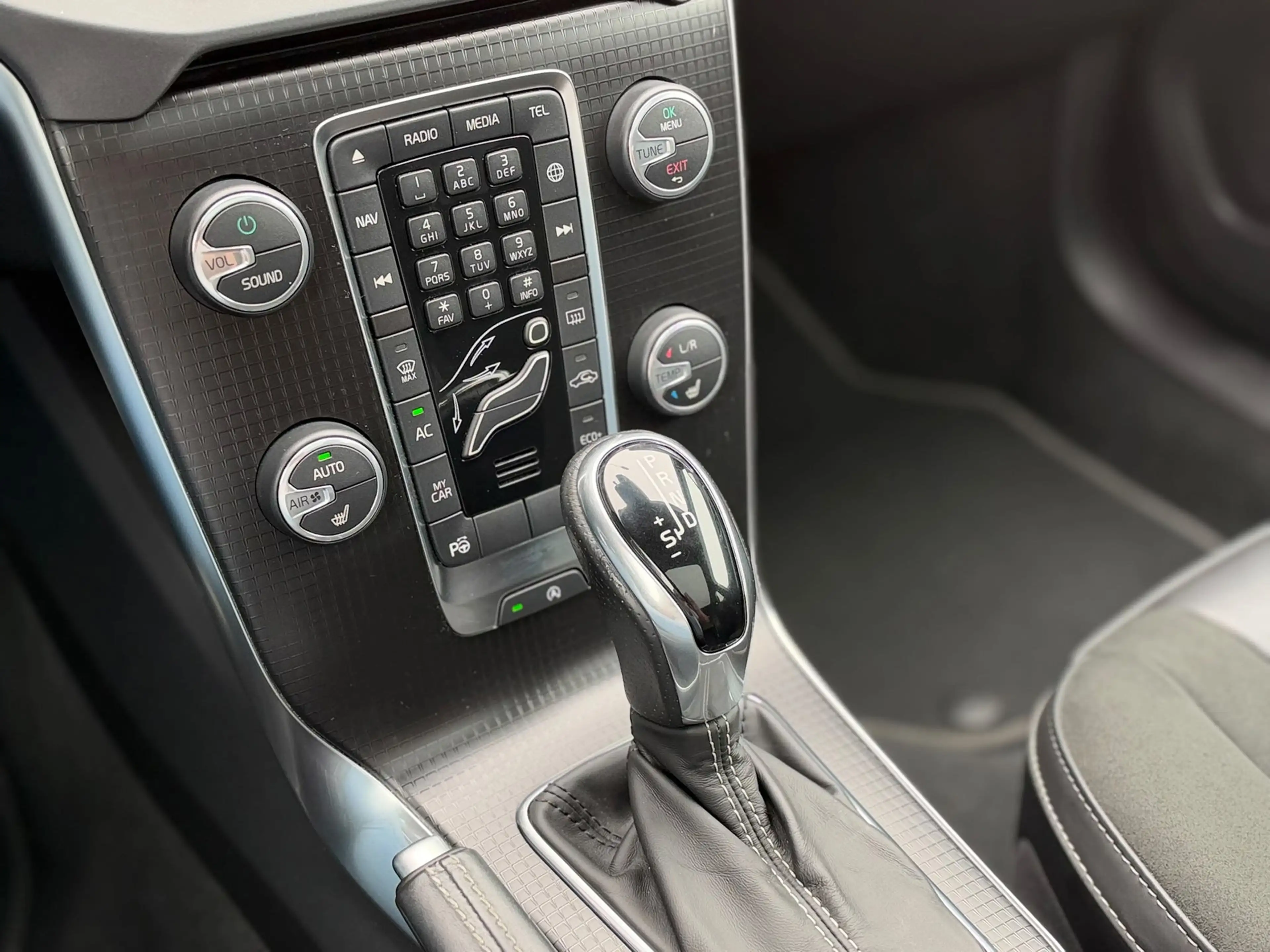 Volvo V40 1.5 T3 Polar+ Sport R-Design PANO l CAMERA l KEYLE — photo 15