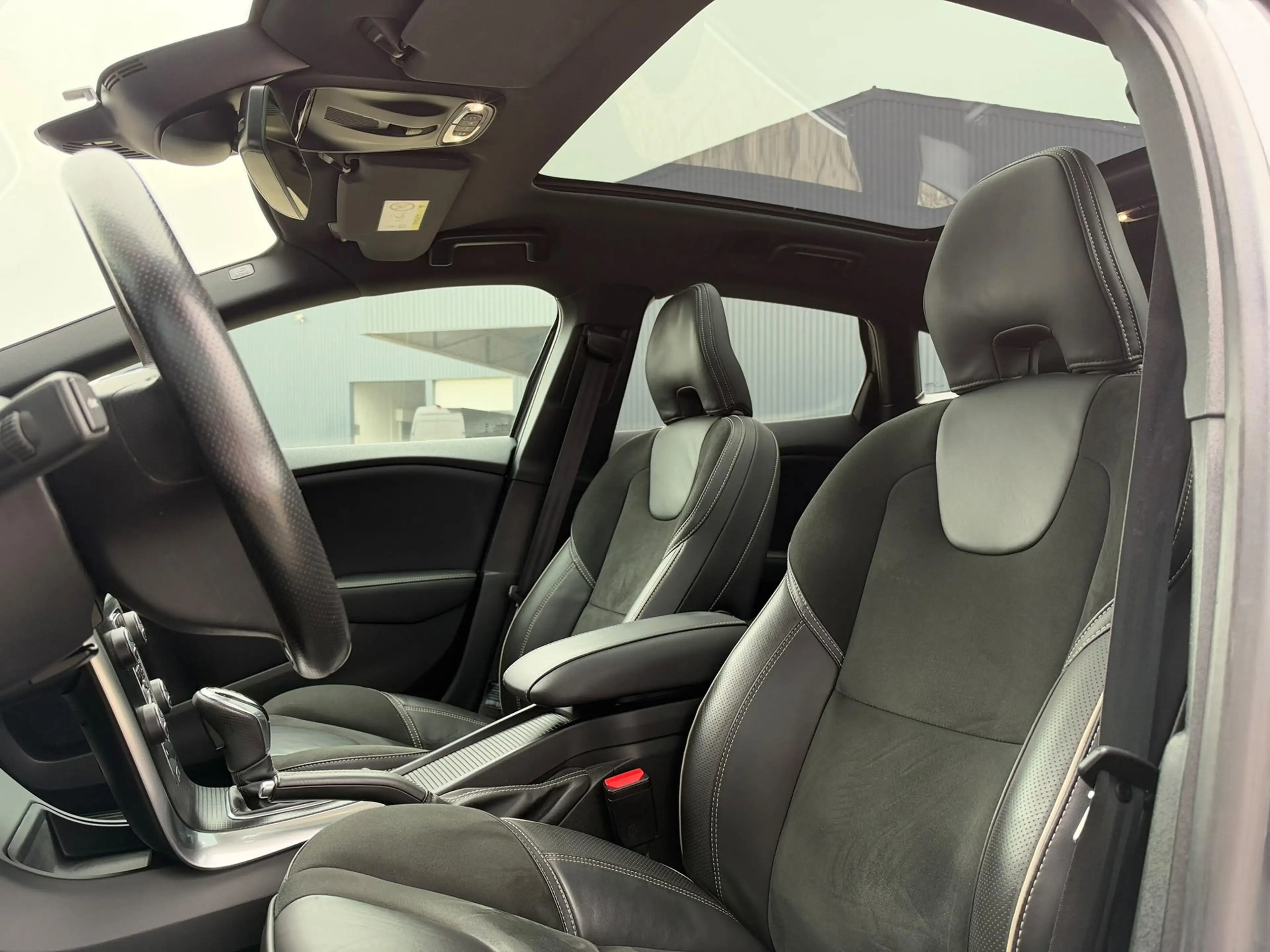 Volvo V40 1.5 T3 Polar+ Sport R-Design PANO l CAMERA l KEYLE — photo 6