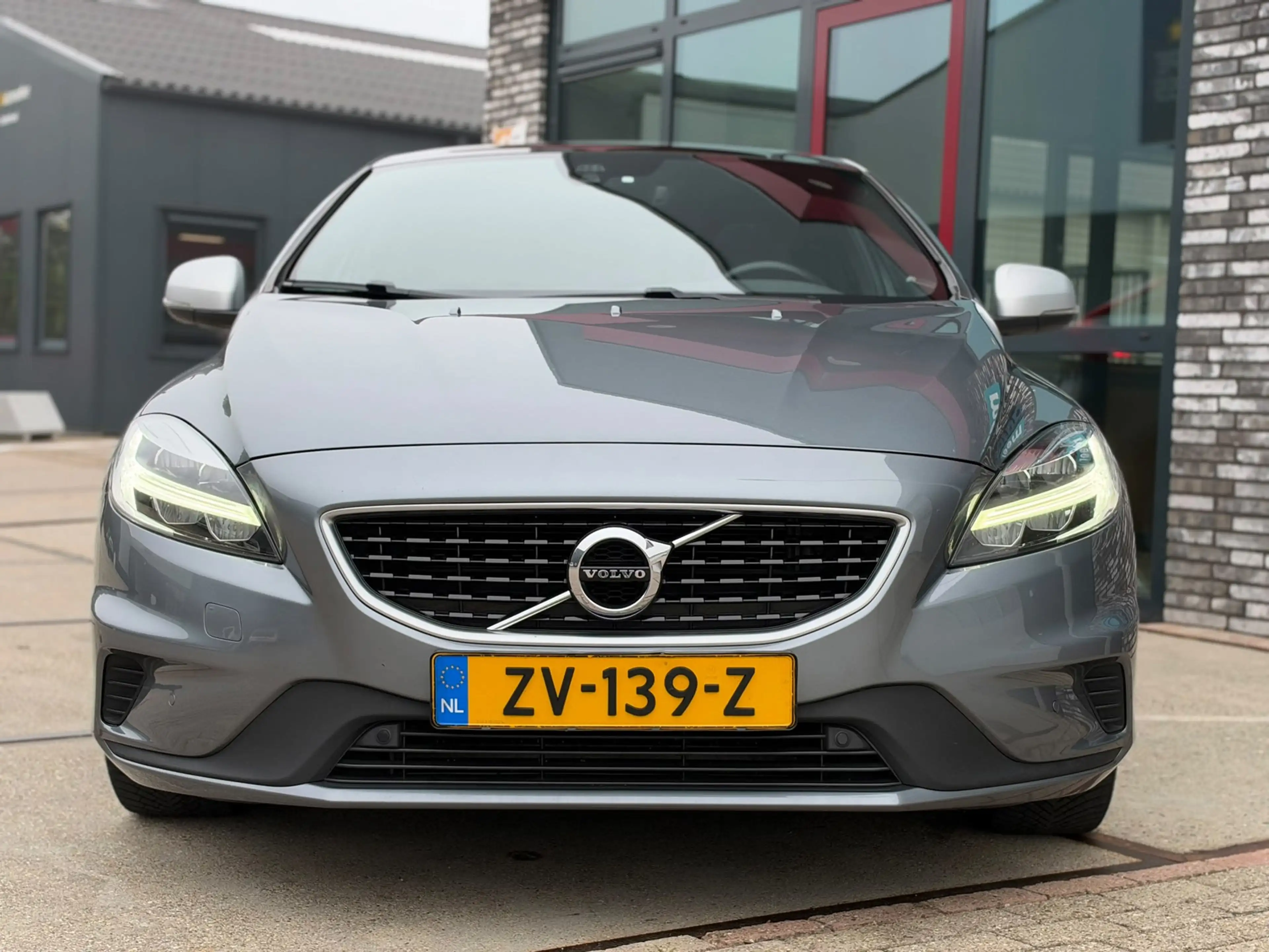 Volvo V40 1.5 T3 Polar+ Sport R-Design PANO l CAMERA l KEYLE — photo 30