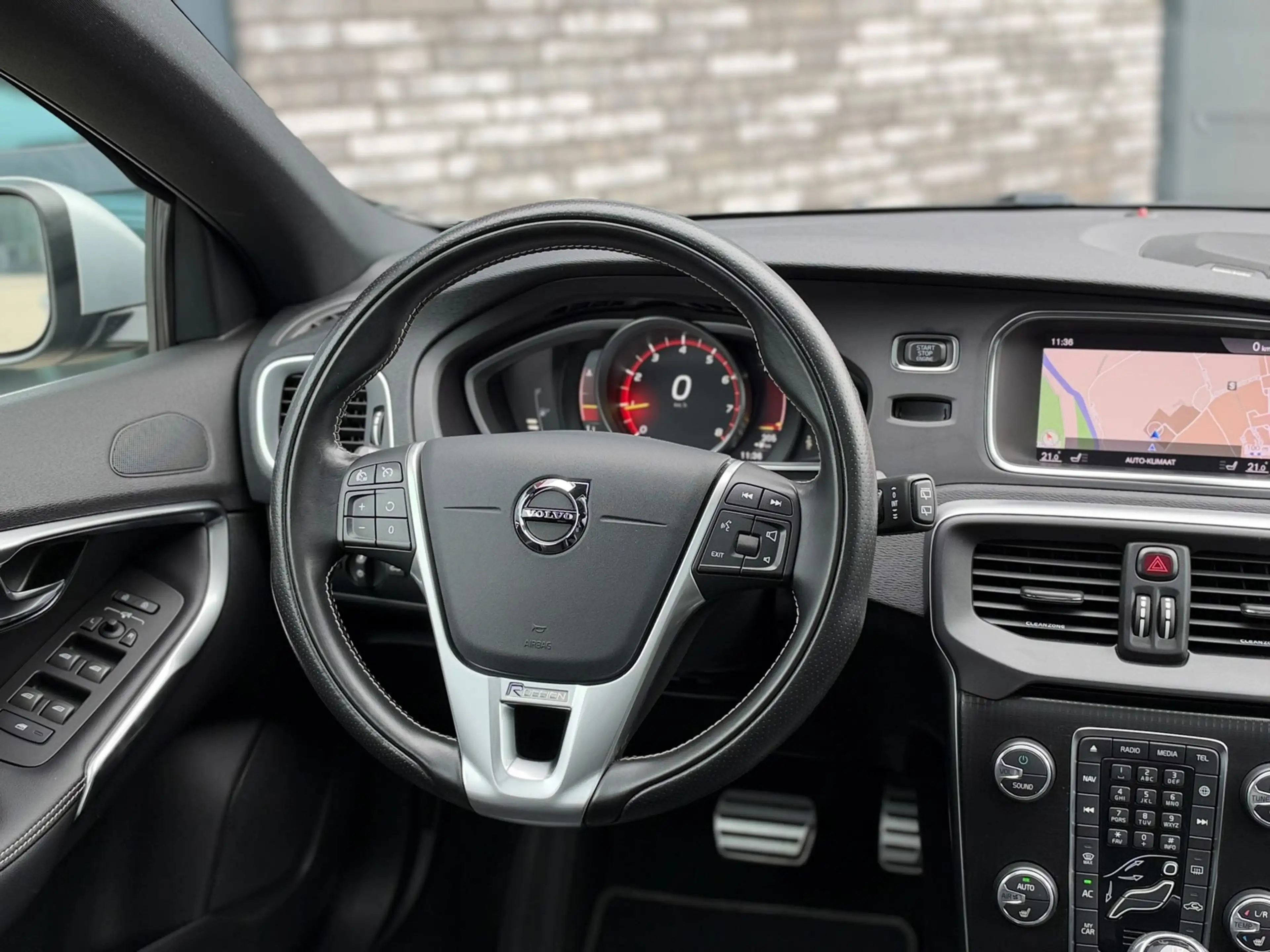 Volvo V40 1.5 T3 Polar+ Sport R-Design PANO l CAMERA l KEYLE — photo 25