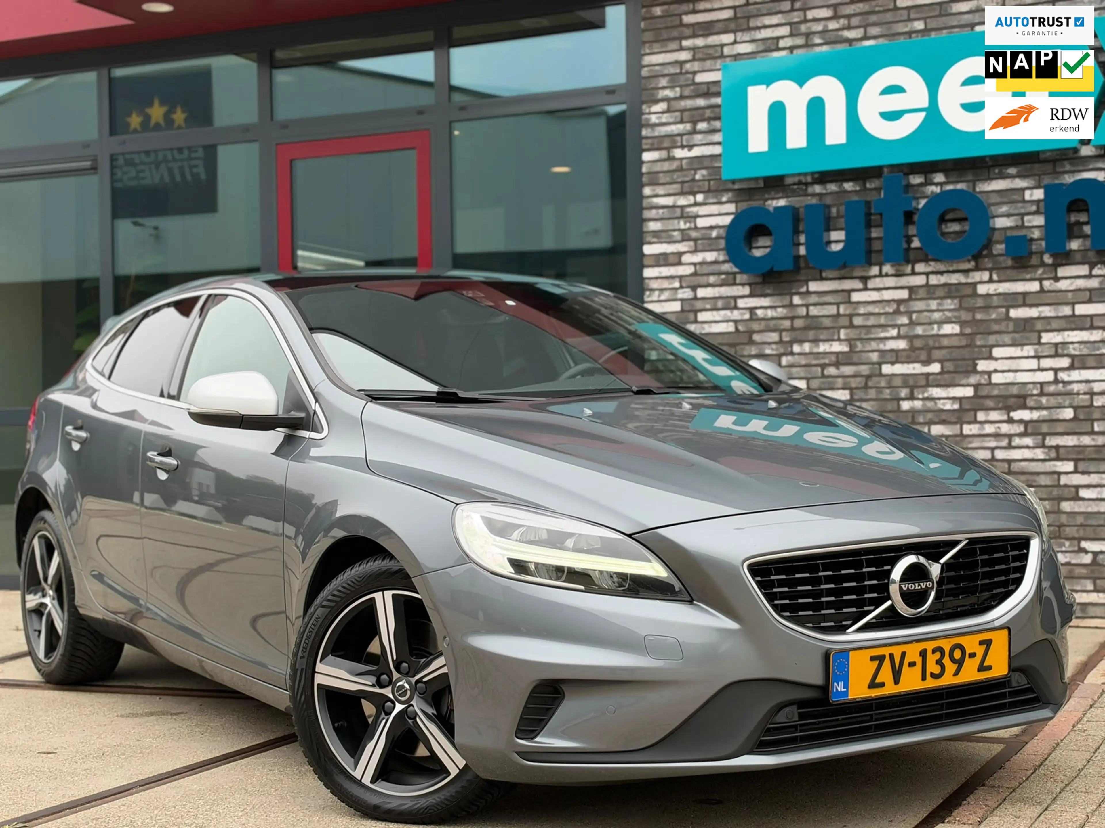 Volvo V40 1.5 T3 Polar+ Sport R-Design PANO l CAMERA l KEYLE