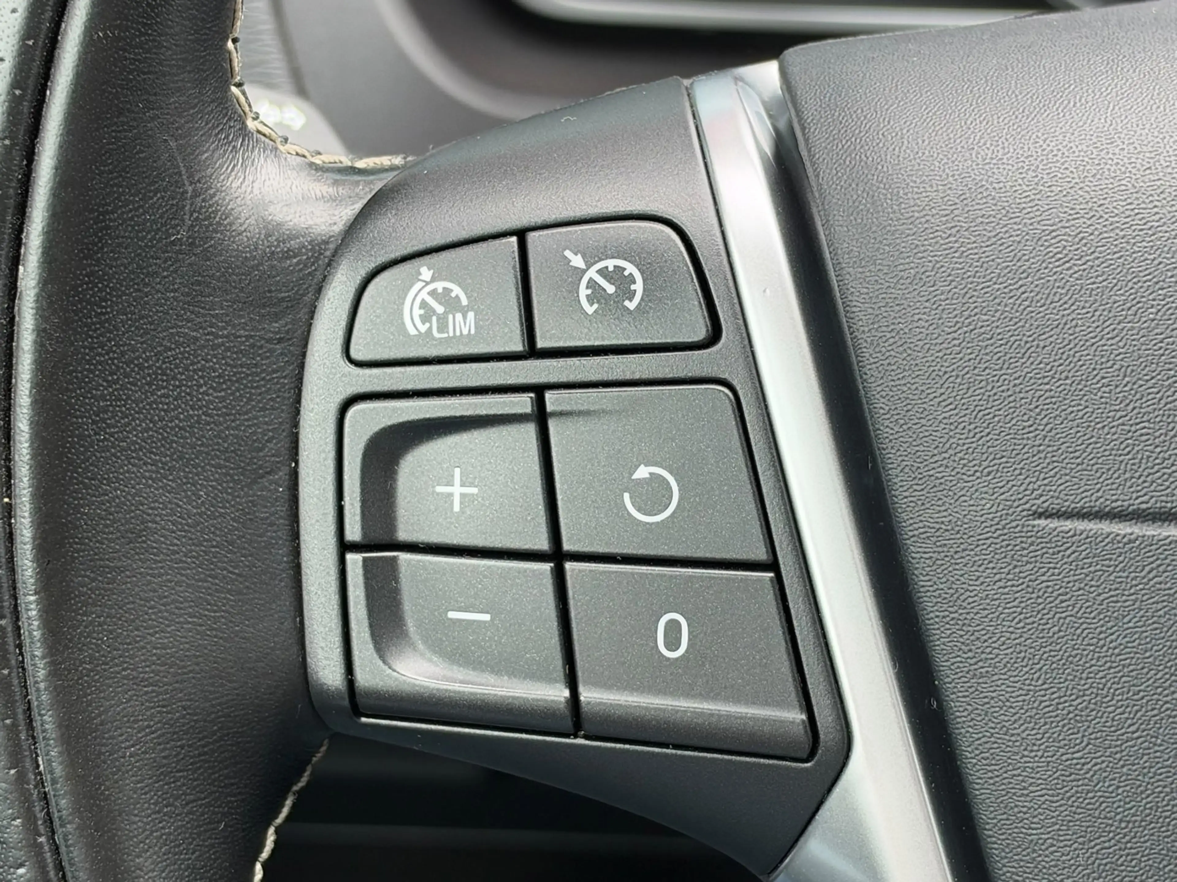 Volvo V40 1.5 T3 Polar+ Sport R-Design PANO l CAMERA l KEYLE — photo 26