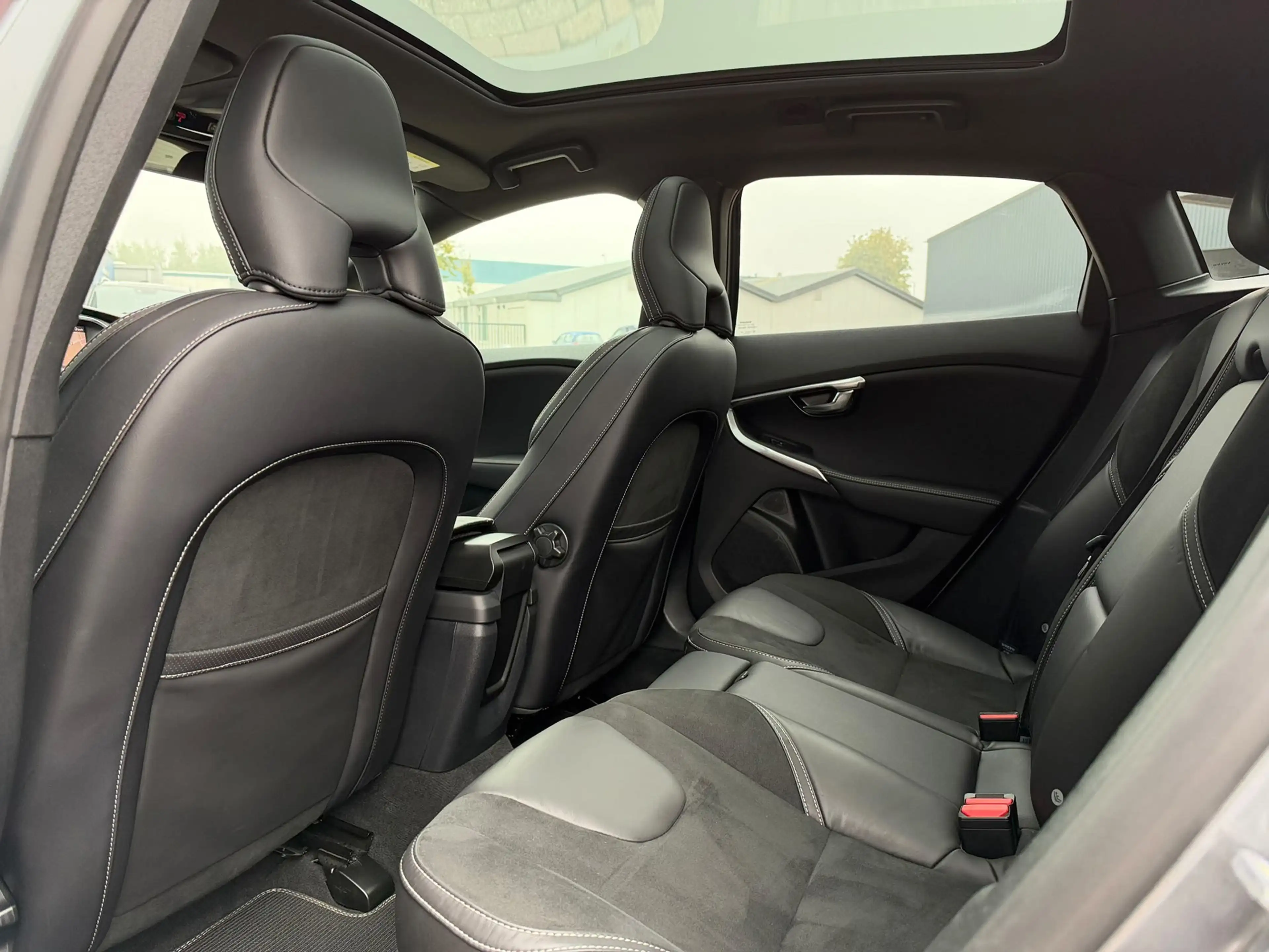 Volvo V40 1.5 T3 Polar+ Sport R-Design PANO l CAMERA l KEYLE — photo 21