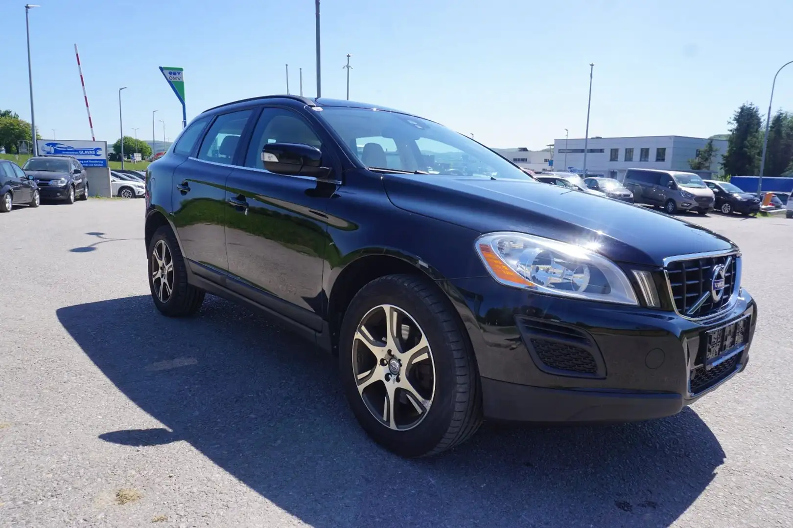 Volvo XC60 FWD Kinetic Drive Schwarz - 2