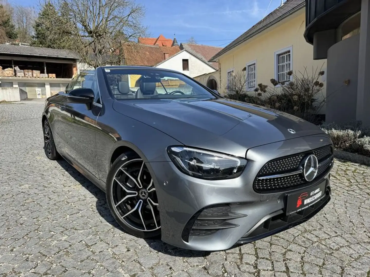 Mercedes-Benz E 220 d Cabrio AMG-Paket Grau - 1