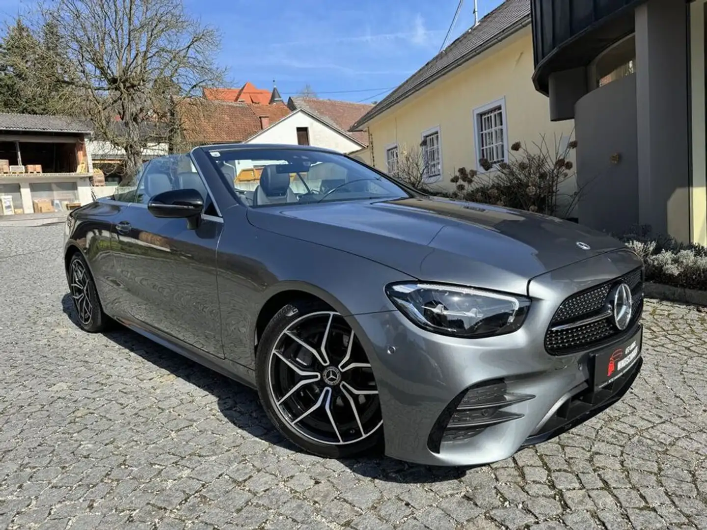 Mercedes-Benz E 220 d Cabrio AMG-Paket Grau - 2