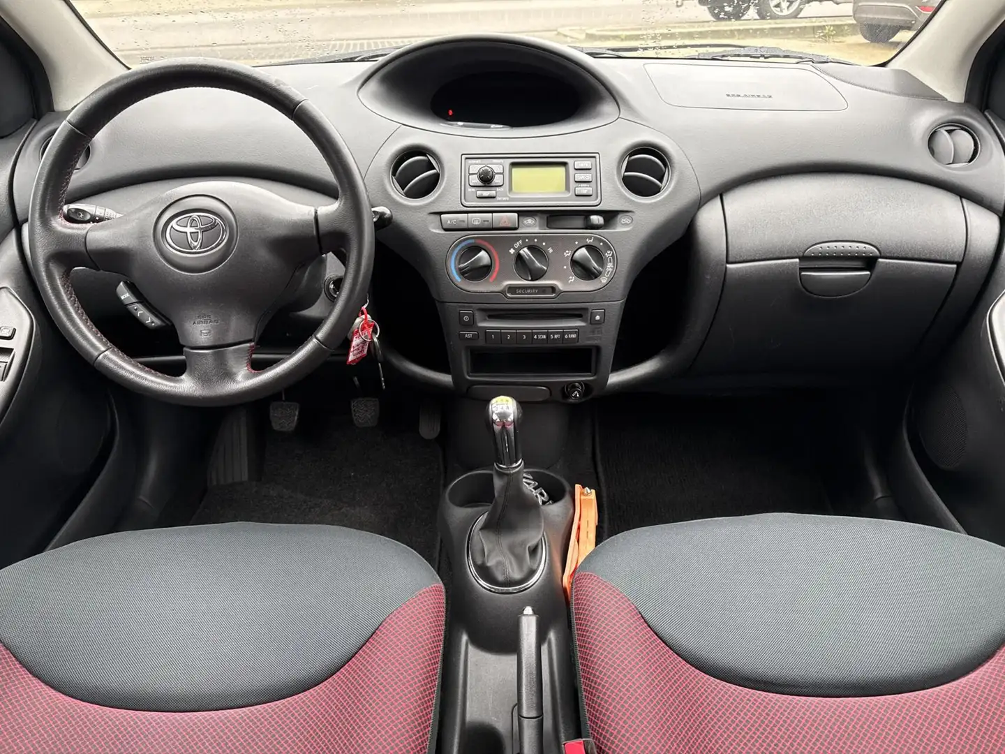 Toyota Yaris 1.3 VVT-i S-LINE, airco, trekhaak, 5 deurs, isofix Zwart - 2