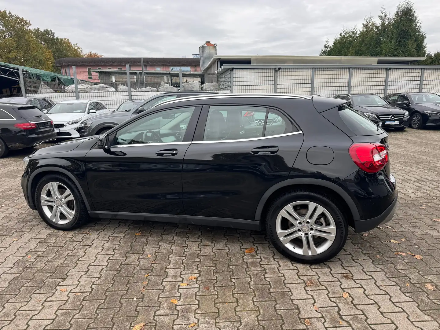 Mercedes-Benz GLA 220 CDI / d 4Matic 7G-DCT *Finanzierung möglich Schwarz - 2
