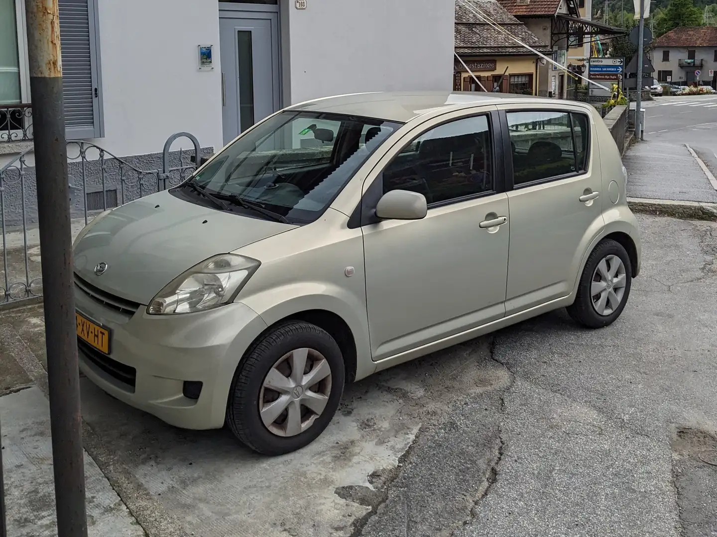 Daihatsu Sirion Sirion 1.0-12V Premium Бежевий - 1