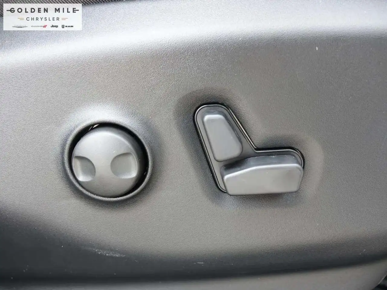 Chrysler Pacifica photo Chrysler Pacifica